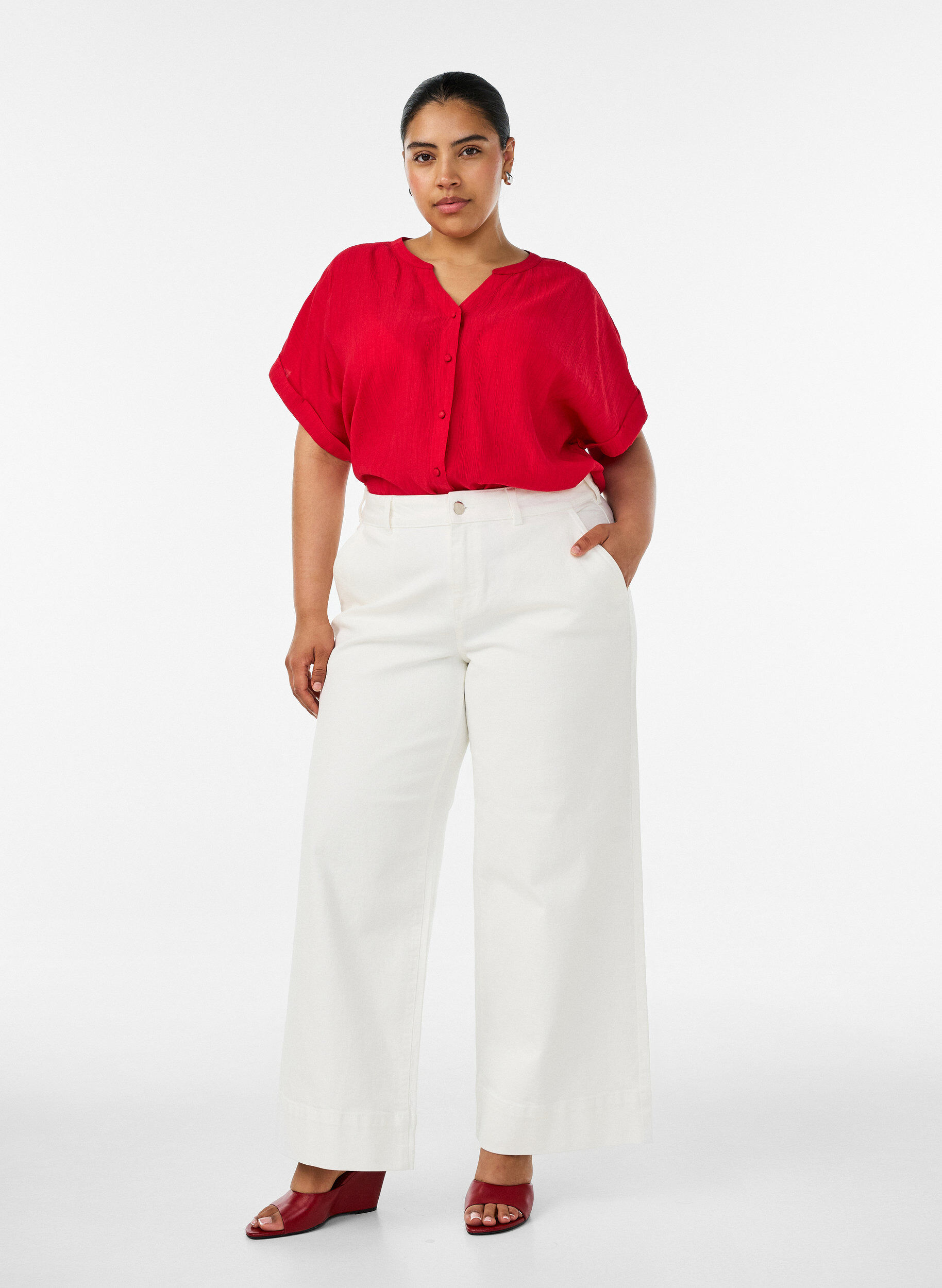 ZizziViskosebluse med knapper og struktur, R&oslash;d, Model image number 1