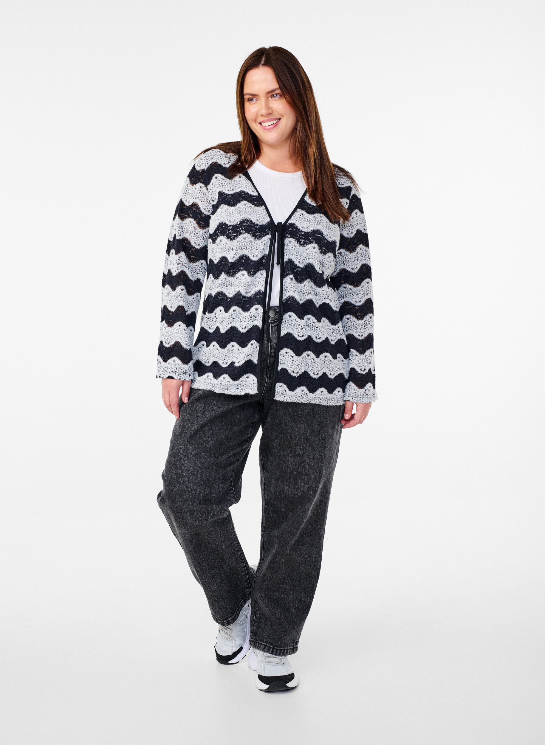 Zizzi Strikcardigan med b&oslash;lgem&oslash;nster, Black Stripe, Model image number 2