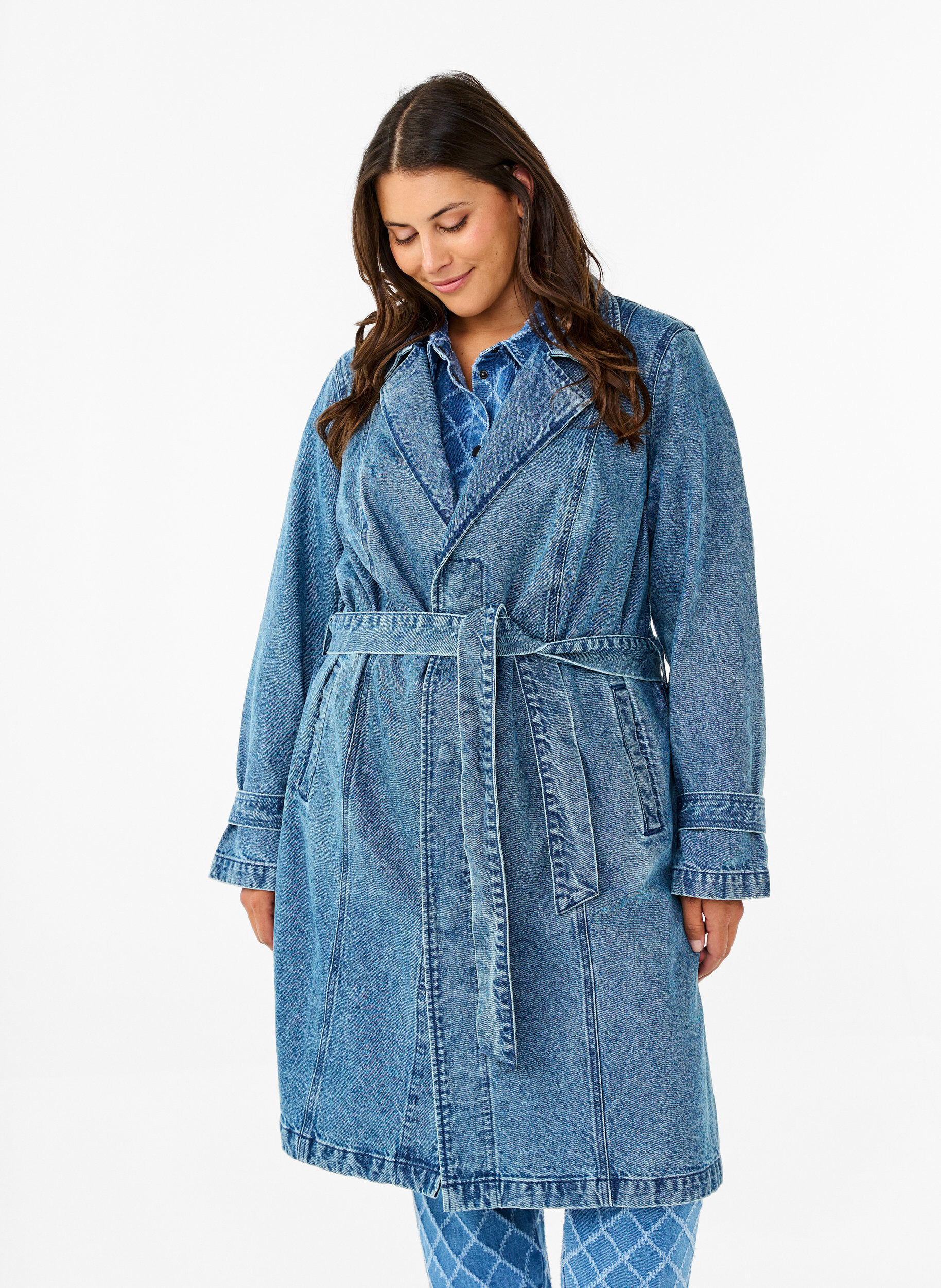 Zizzi Denim trenchcoat med b&aelig;lte, Blue Denim, Model image number 2