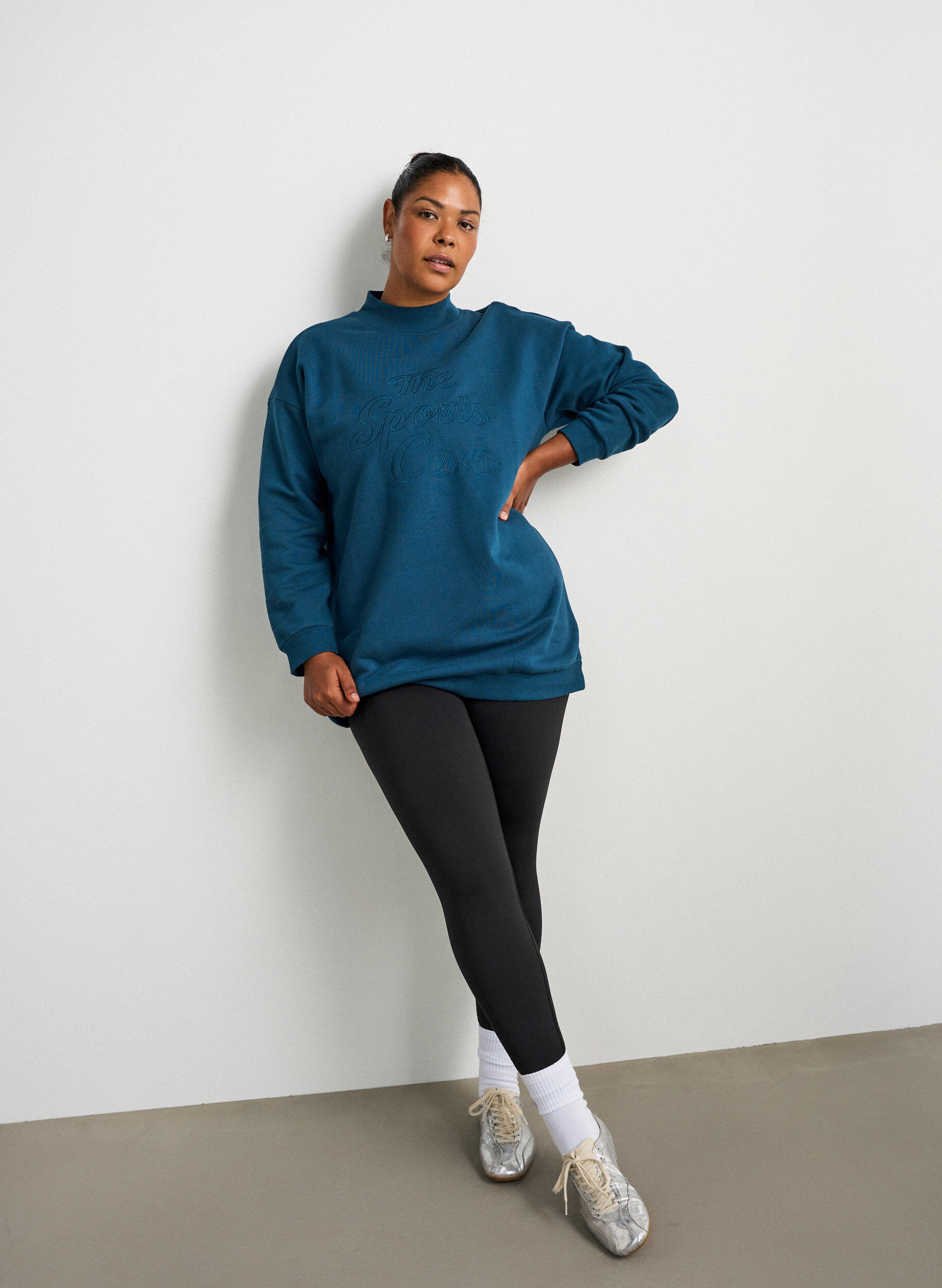ZizziLang sweatshirt med h&oslash;j hals og broderet tekst, Bl&aring;, Model image number 1