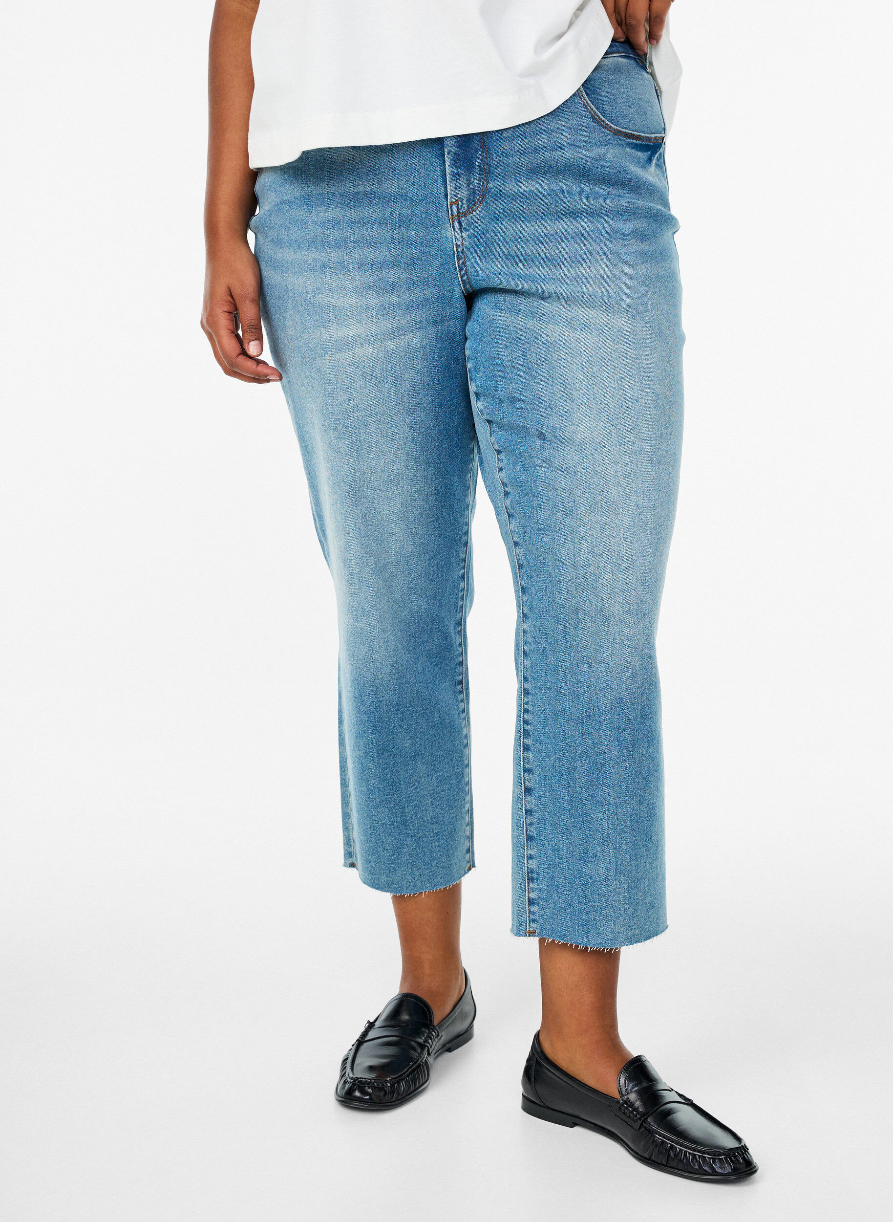 Zizzi 7/8 jeans med r&aring; kanter og h&oslash;j talje, Bl&aring;, Model image number 2