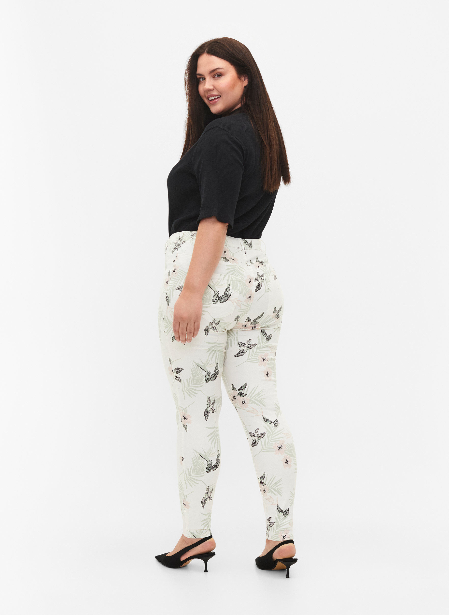 Zizzi H&oslash;jtaljede Amy jeans med blomsterprint, White Flower AOP L78, Model image number 1