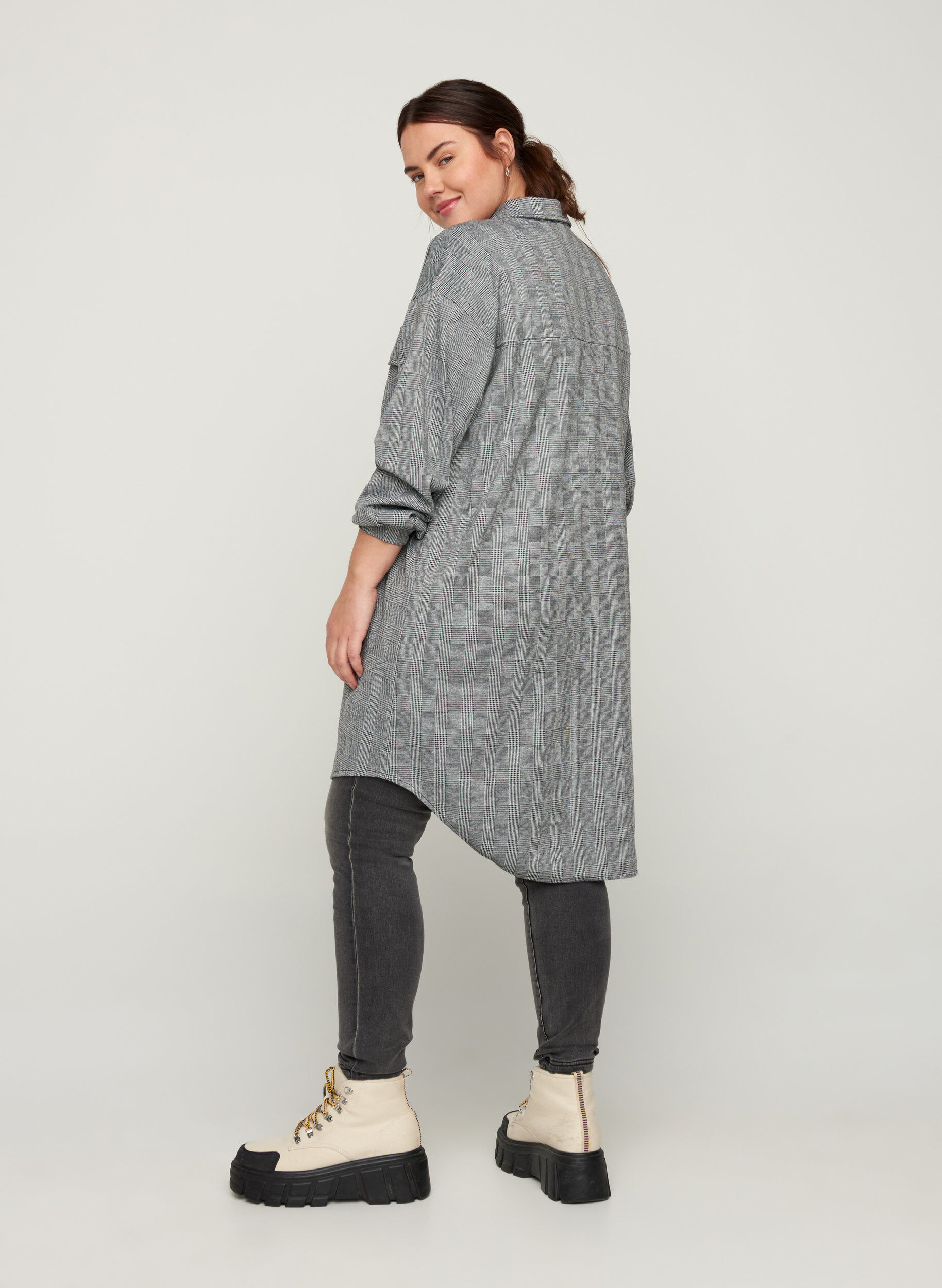 Zizzi Lang ternet skjorte med brystlommer, Black Check , Model image number 1