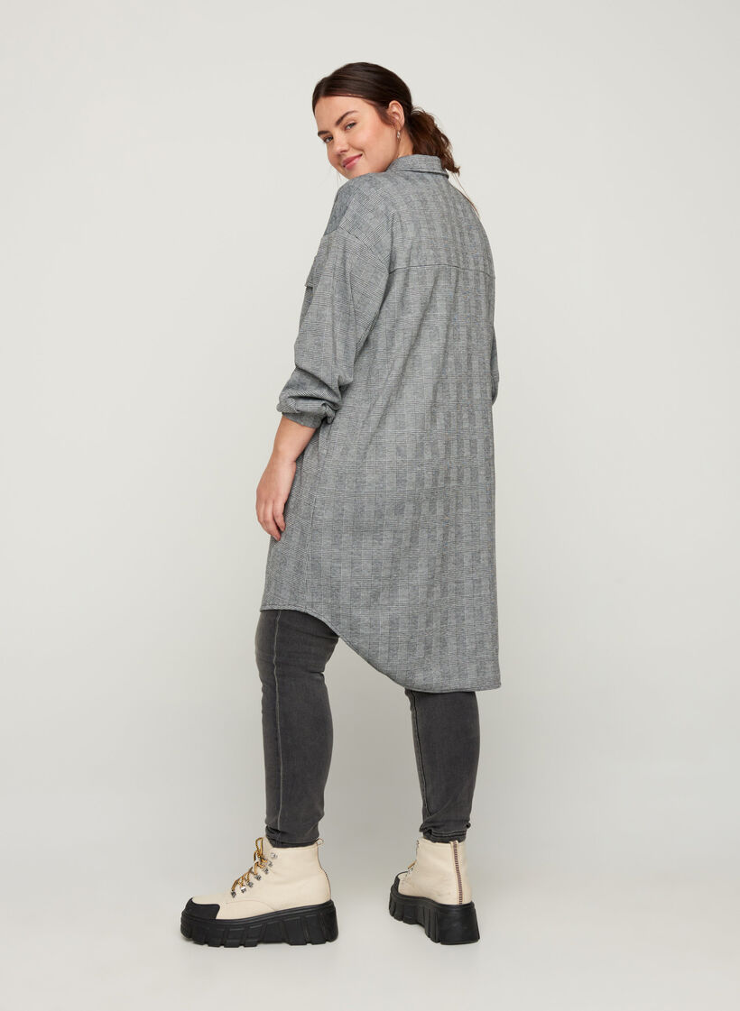 Lang ternet skjorte med brystlommer, Black Check , Model image number 1