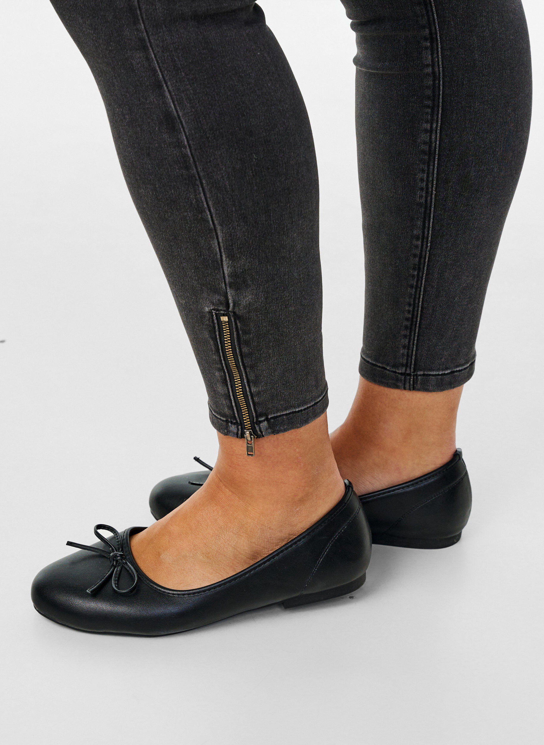 ZizziCropped Amy jeans med lynl&aring;sdetalje, Gr&aring;, Model image number 4