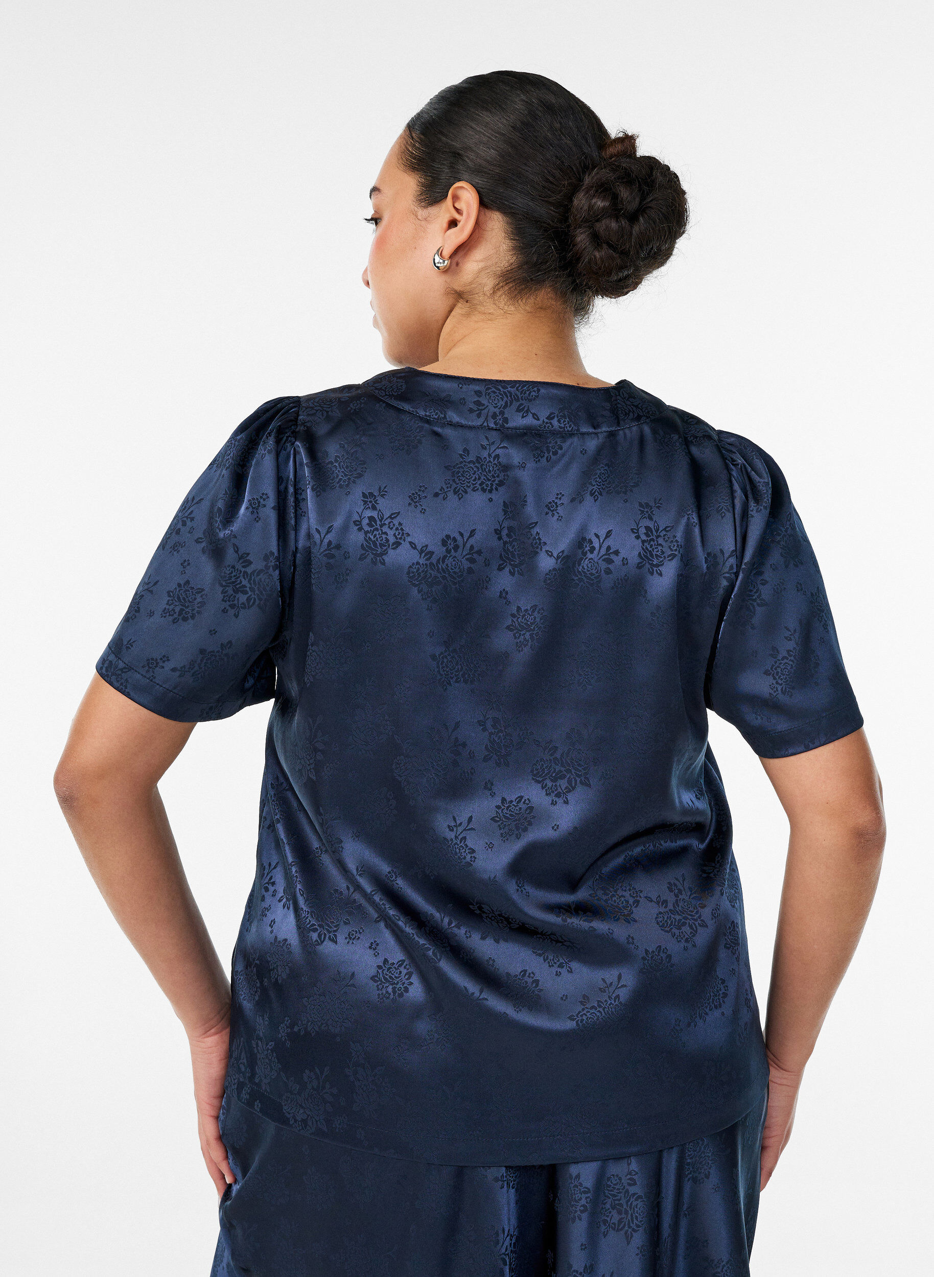 ZizziSatinbluse med blomsterm&oslash;nster og V-udsk&aelig;ring, Bl&aring;, Model image number 1