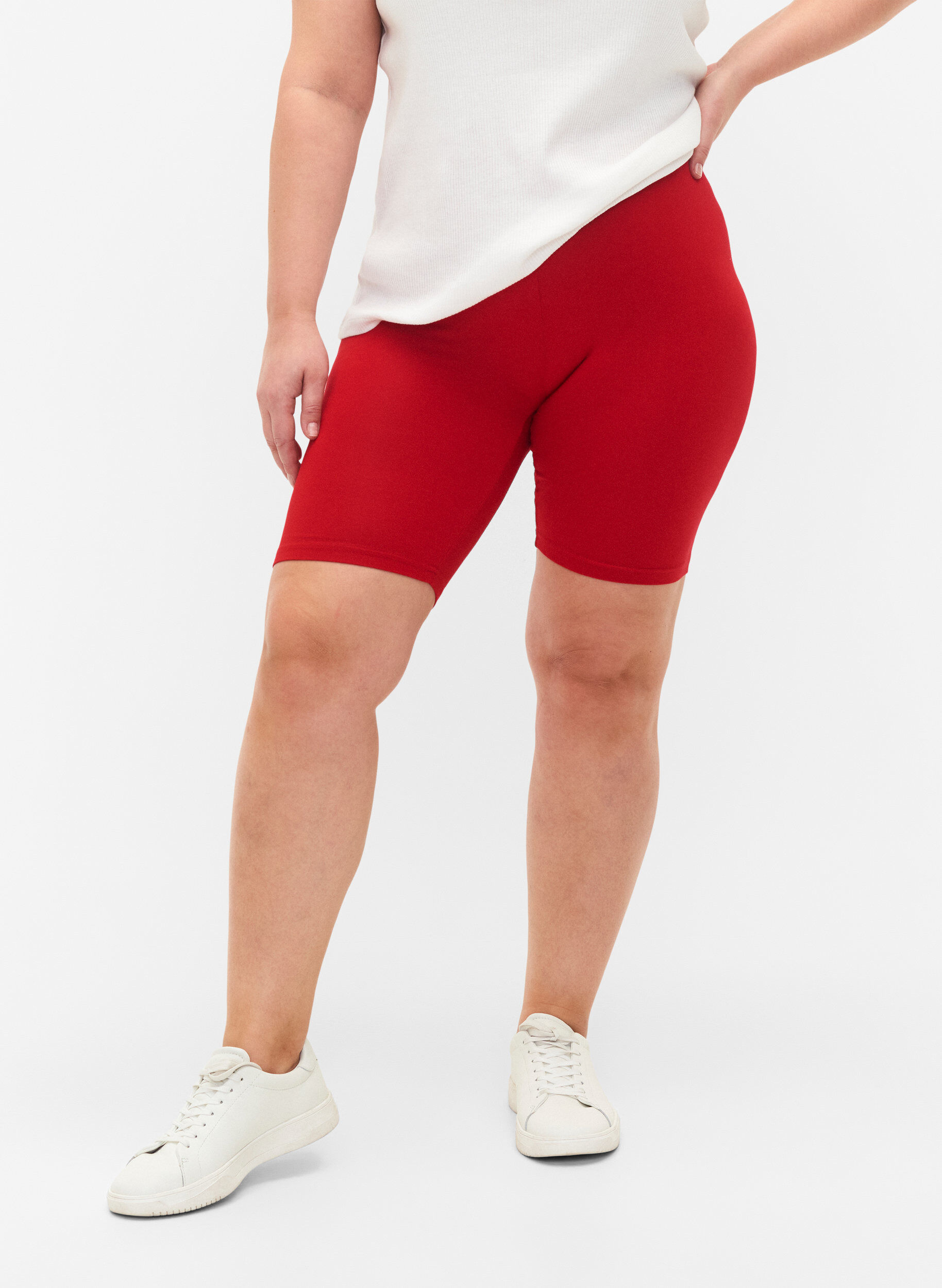 Zizzi Ensfarvede basis cykelshorts, R&oslash;d, Model image number 0