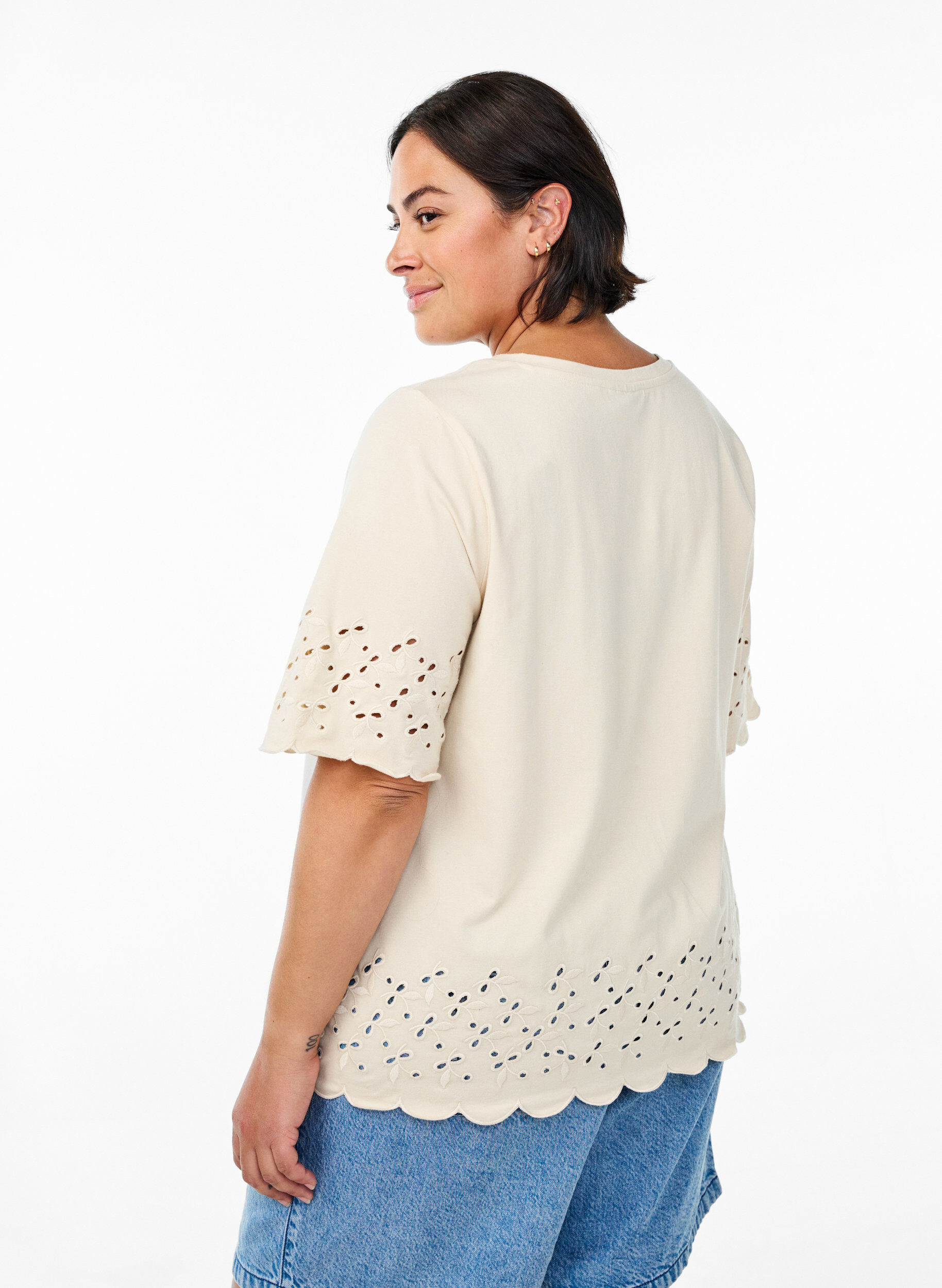Zizzi T-shirt med broderie anglaise og b&oslash;lgekanter, Beige, Model image number 2