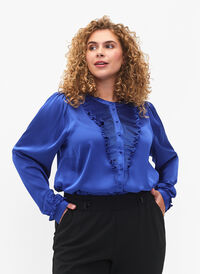 Skjortebluse i satin med flæsedetaljer, Deep Ultramarine, Model