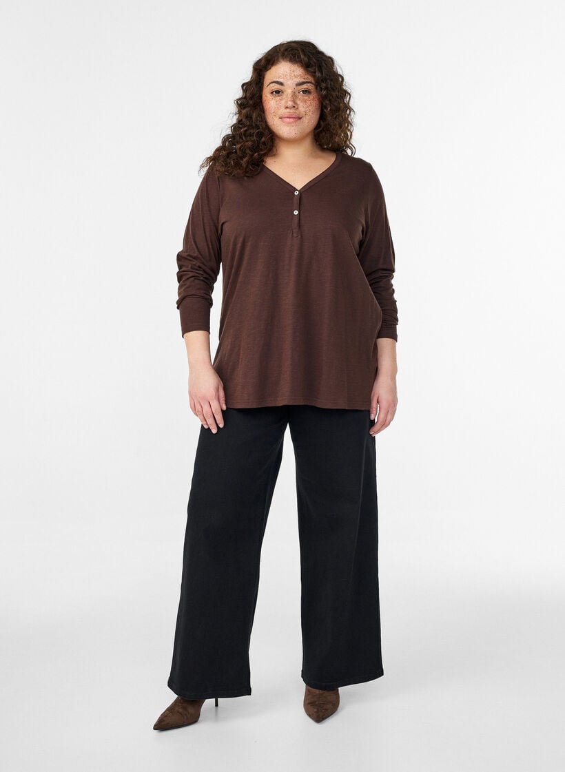 FLASH – Langærmet t-shirt med V-hals og knapper, Brun, Model image number 1