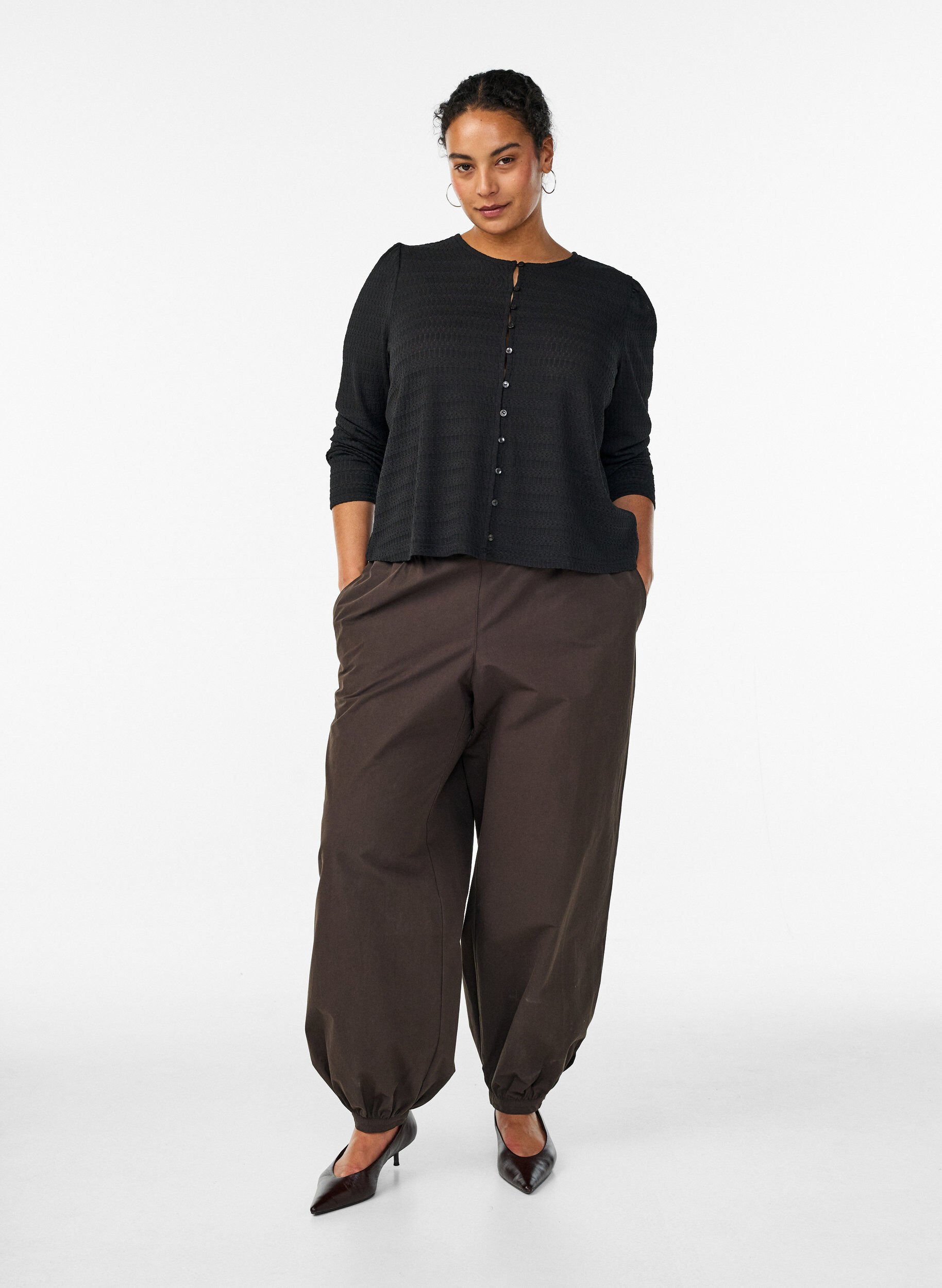 Zizzi Bluse med strukturm&oslash;nster og knaplukning, Sort, Model image number 1