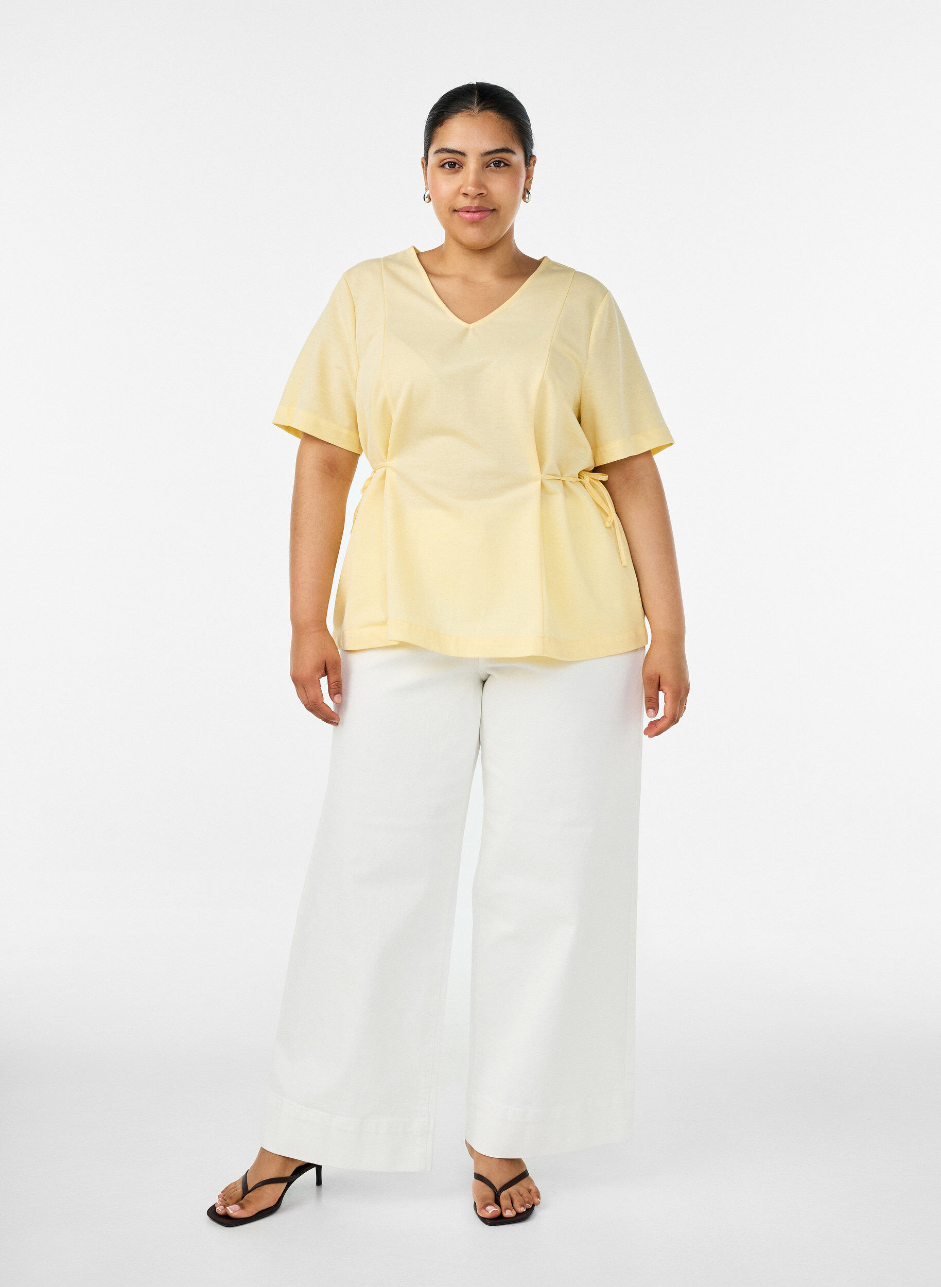 ZizziBluse i bomuldsblanding med V-hals og bindeb&aring;nd, Gul, Model image number 1
