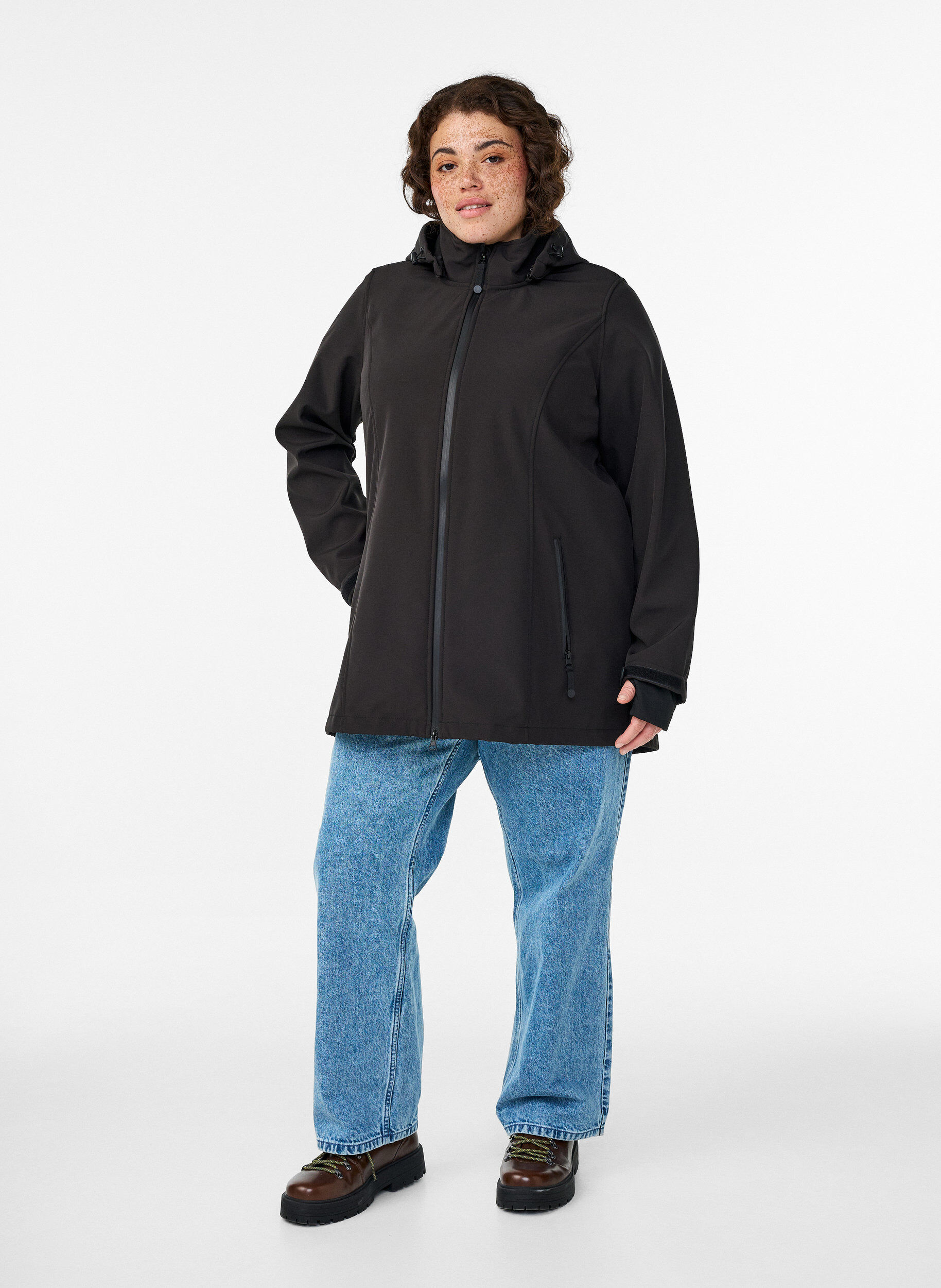 Zizzi Kort softshell jakke med aftagelig h&aelig;tte, Sort, Model image number 1