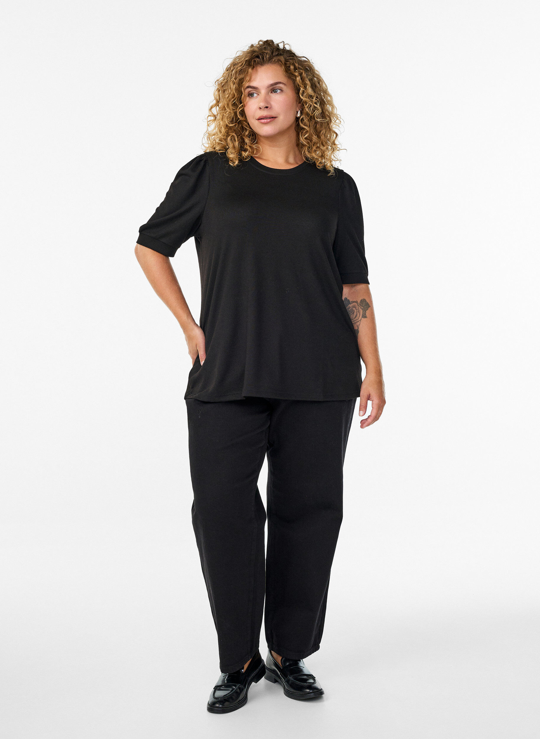 ZizziBluse med knapdetalje og korte puf&aelig;rmer, Sort, Model image number 1