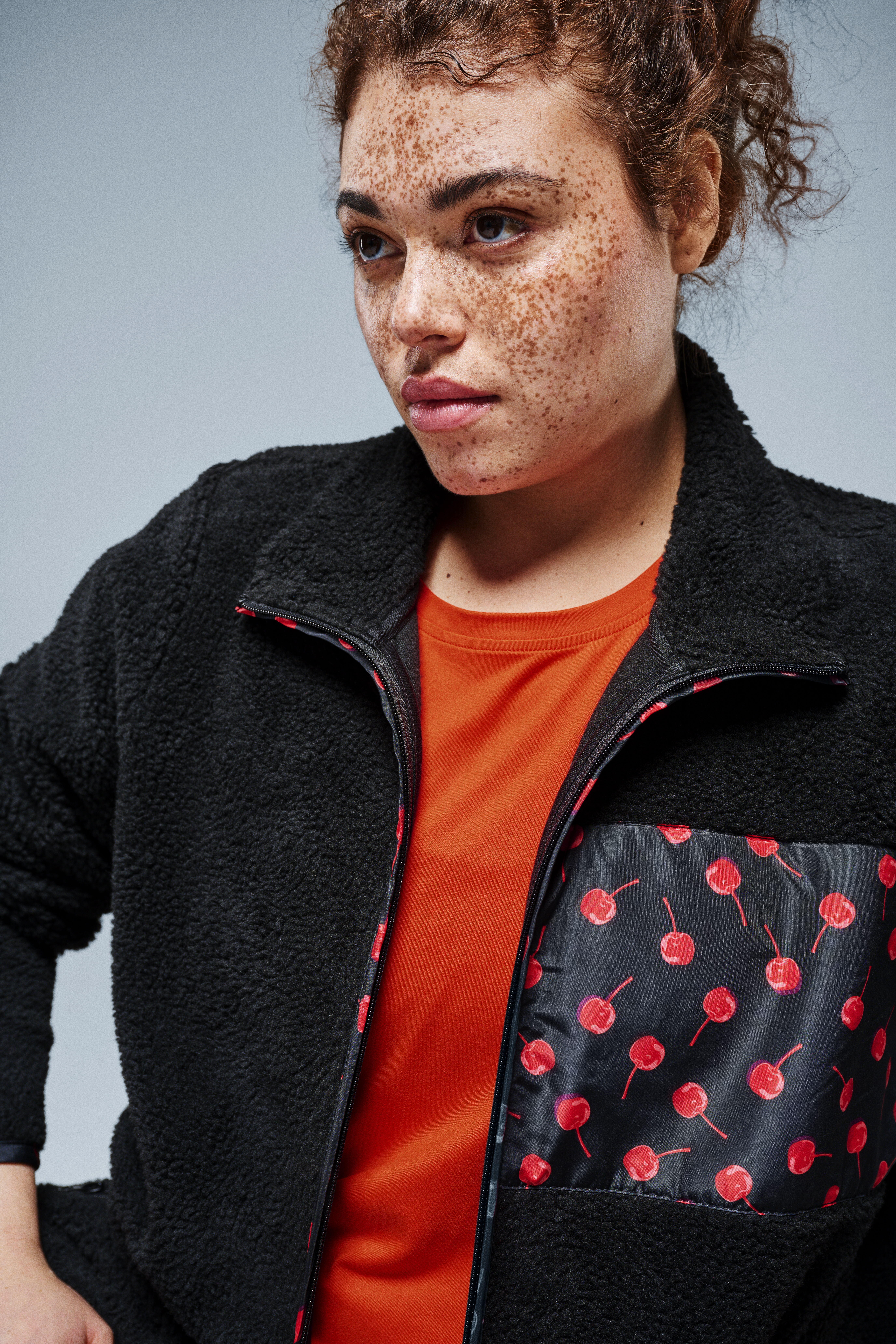 Zizzi Teddy-fleece jakke med kirseb&aelig;rdetaljer, , Model