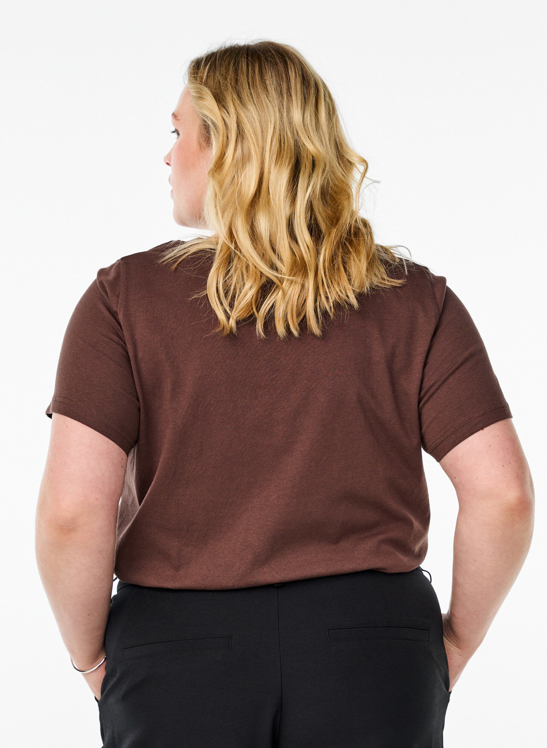 Zizzi Basis t-shirt i bomuld med V-hals, Brun, Model image number 2
