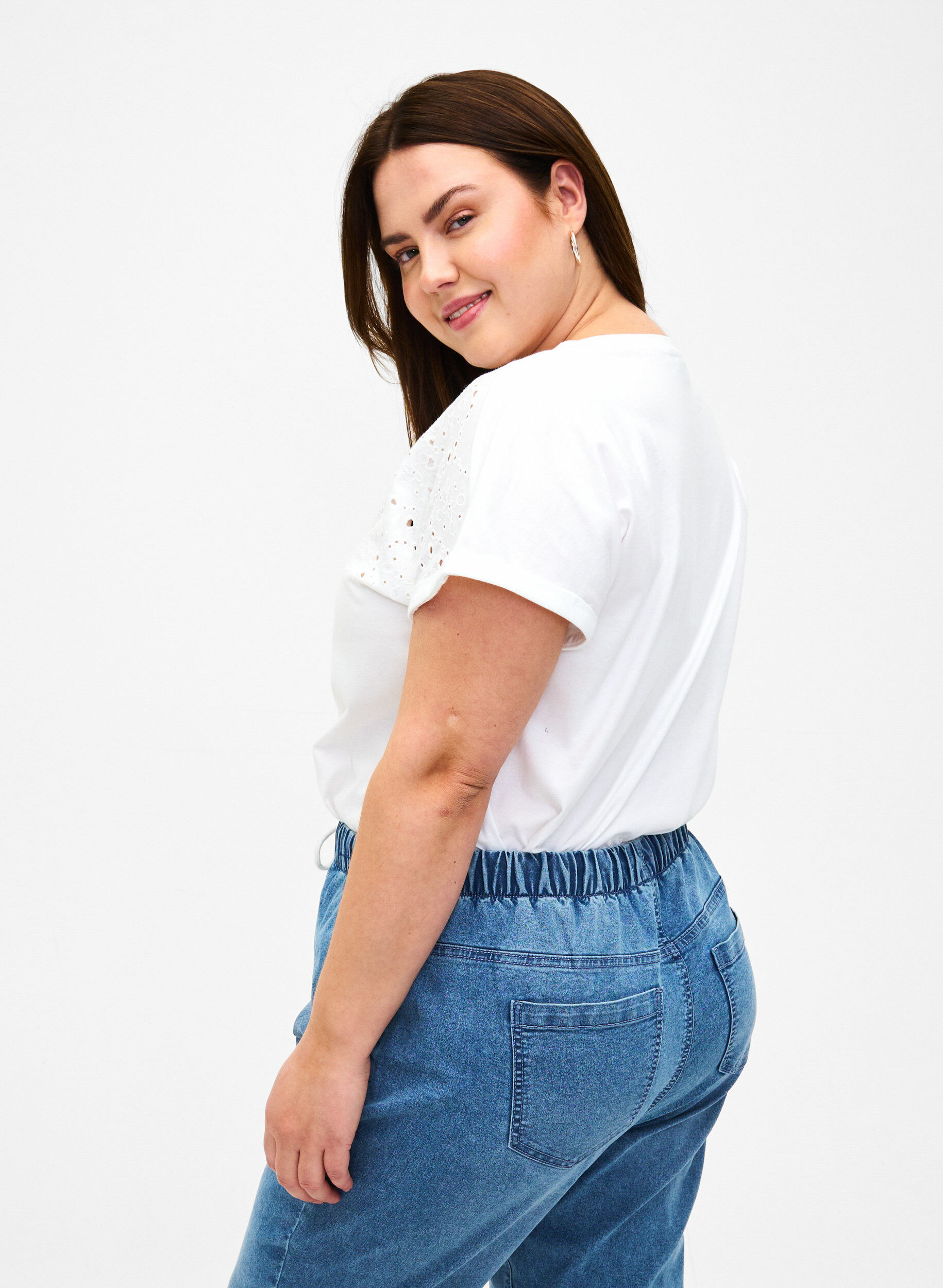 Zizzi T-shirt i &oslash;kologisk bomuld med broderi anglaise, Bright White, Model image number 1