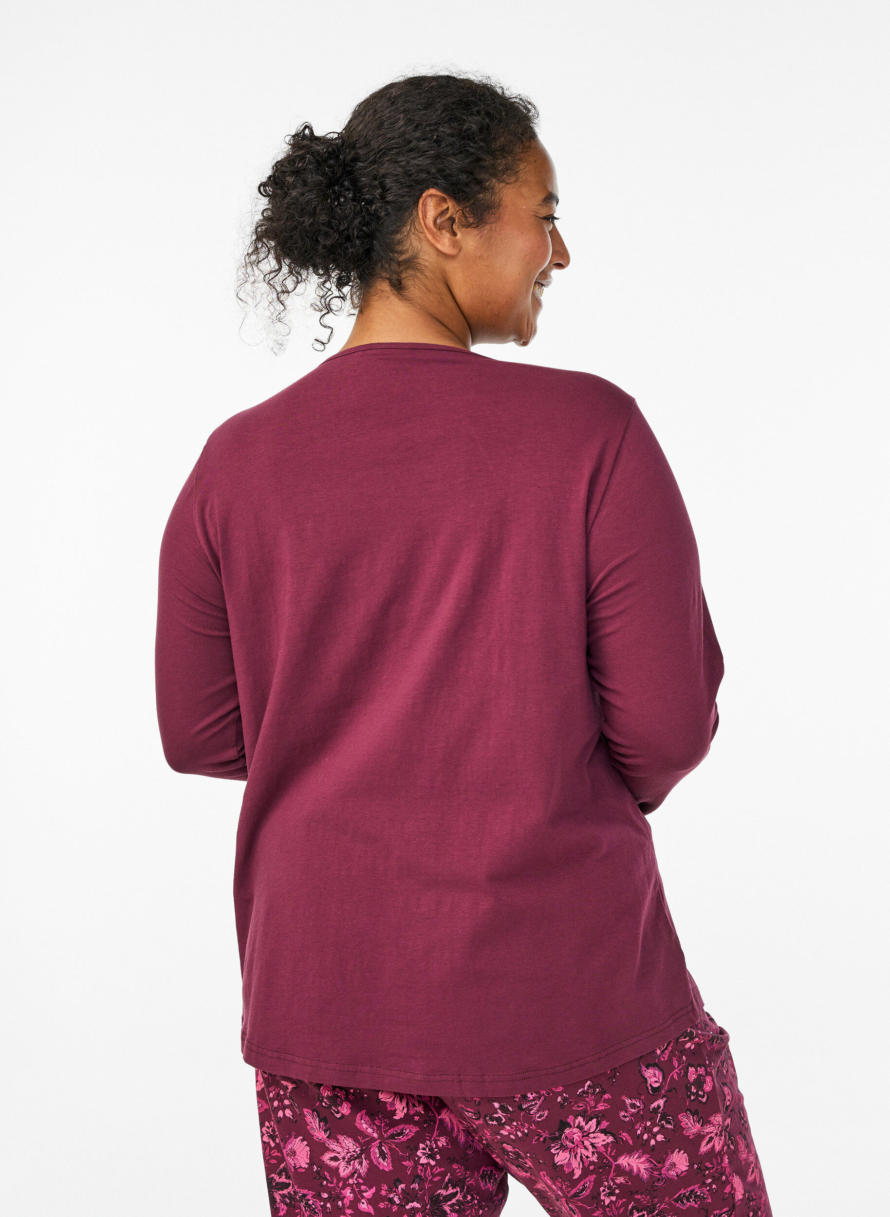 Zizzi Natbluse i bomuld med frontmotiv, M&oslash;rk Bordeaux, Model image number 2