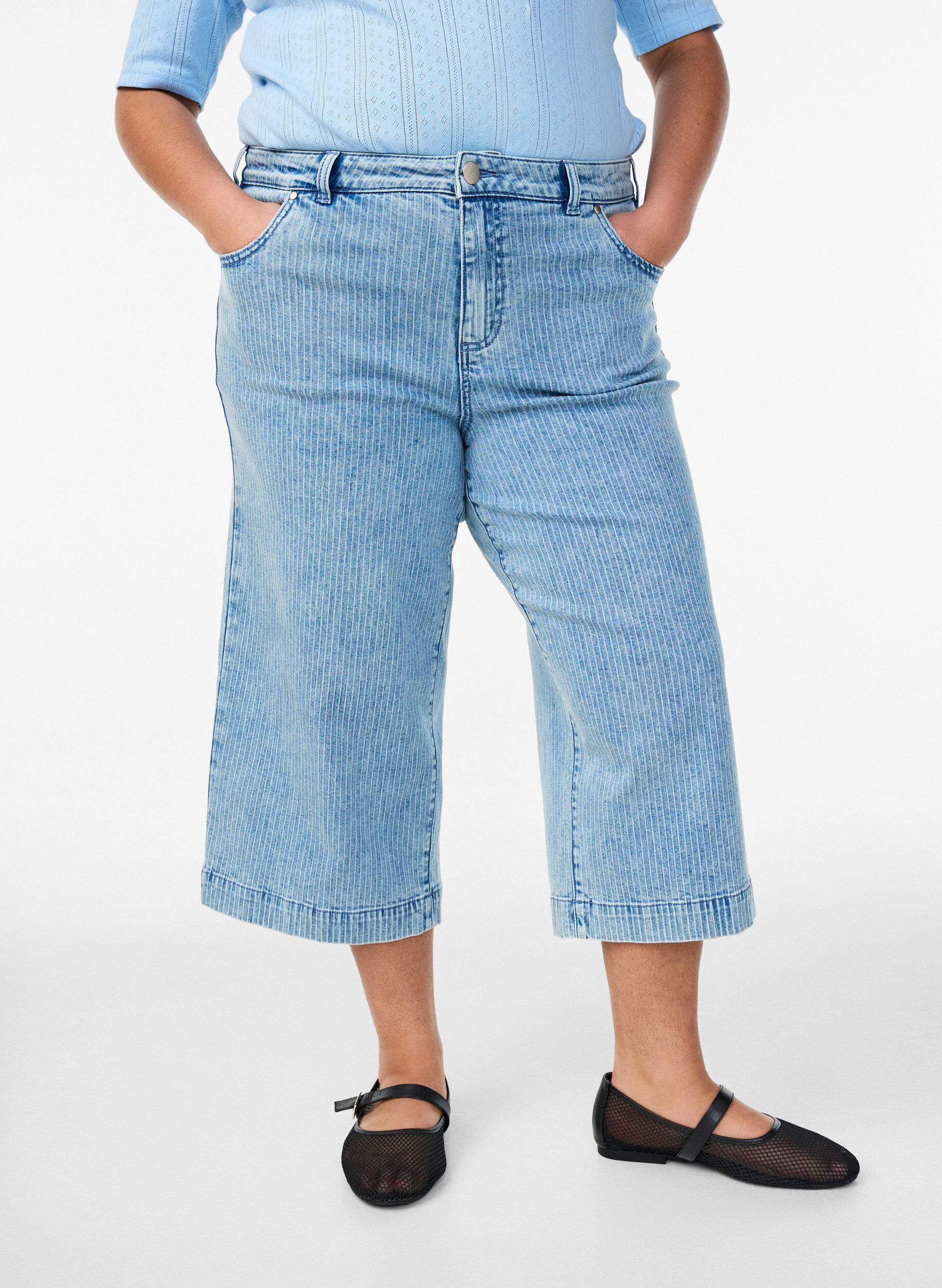 Zizzi N&aring;lestribede culotte jeans med brede ben, Bl&aring;, Model image number 2