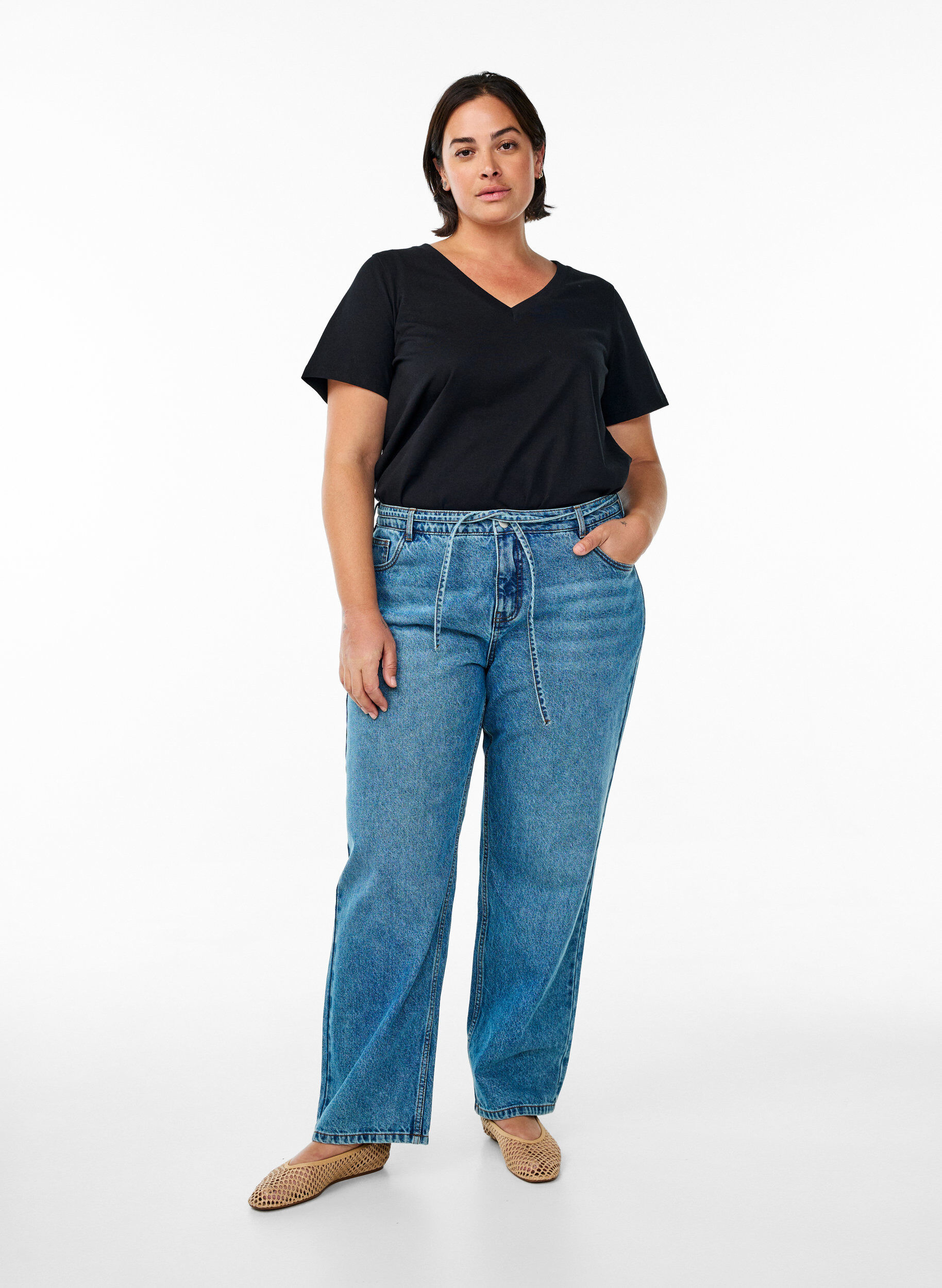 Zizzi Basis t-shirt i bomuld med V-hals, Sort, Model image number 1