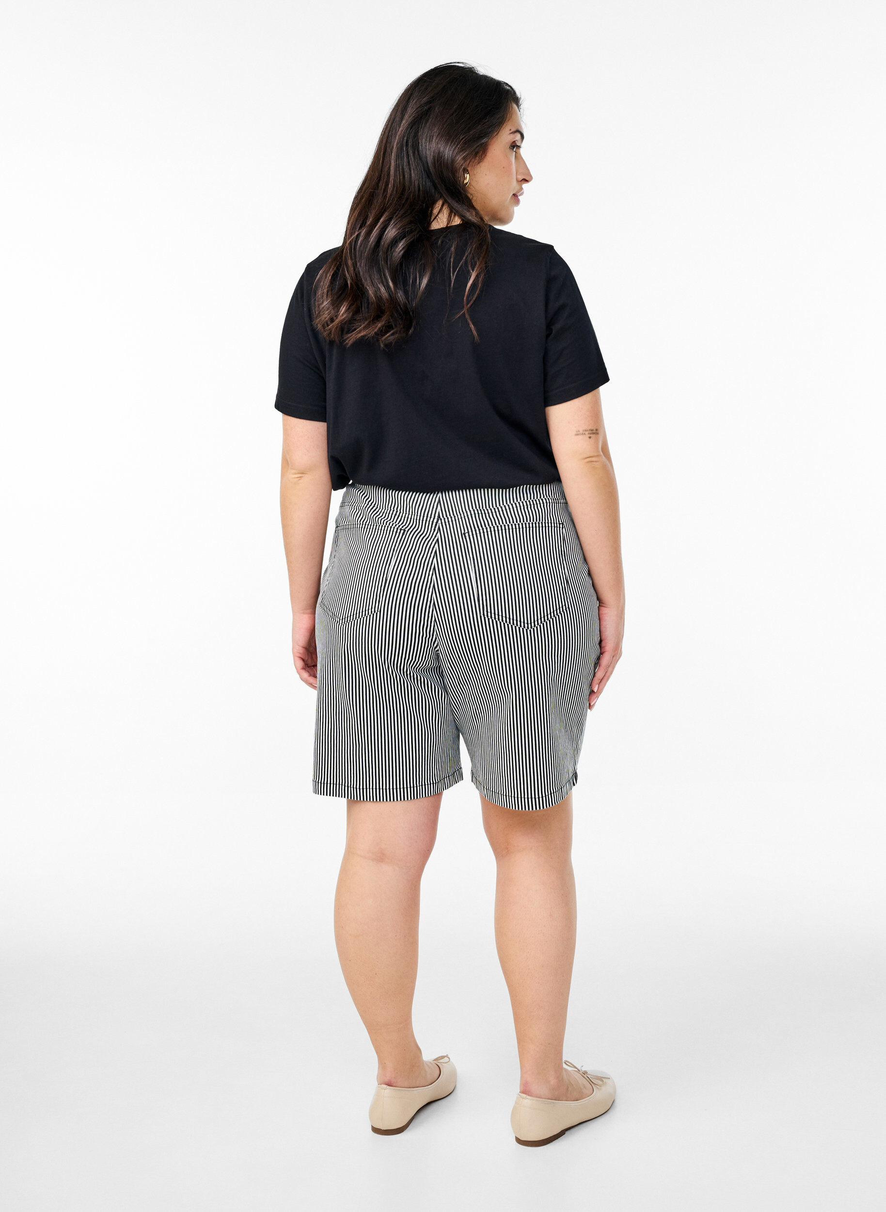 Zizzi Stribede bermudashorts med h&oslash;j talje, Sort, Model image number 2