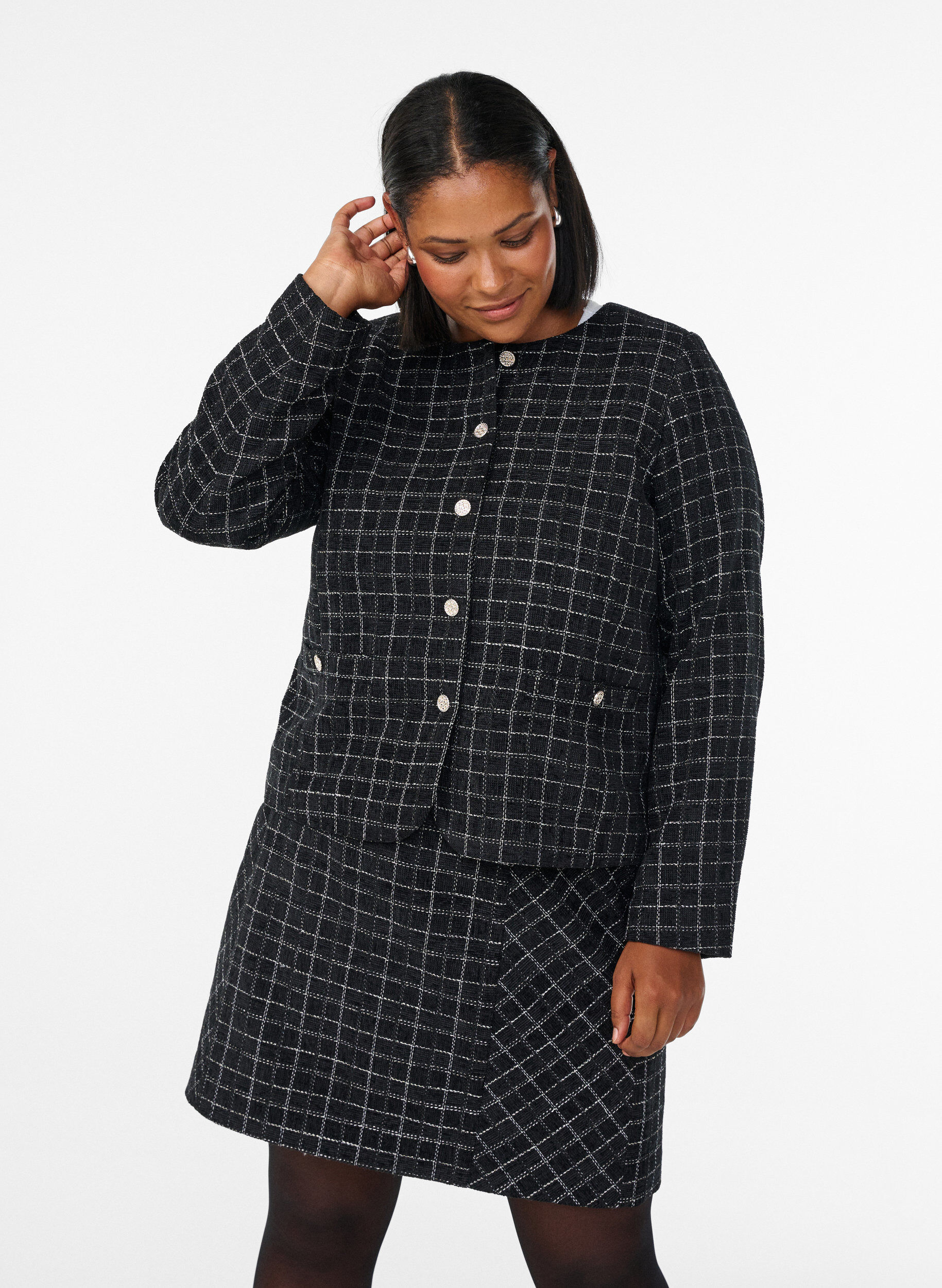 Kort boucl&eacute; blazer med tern og rund hals, Sort, Model