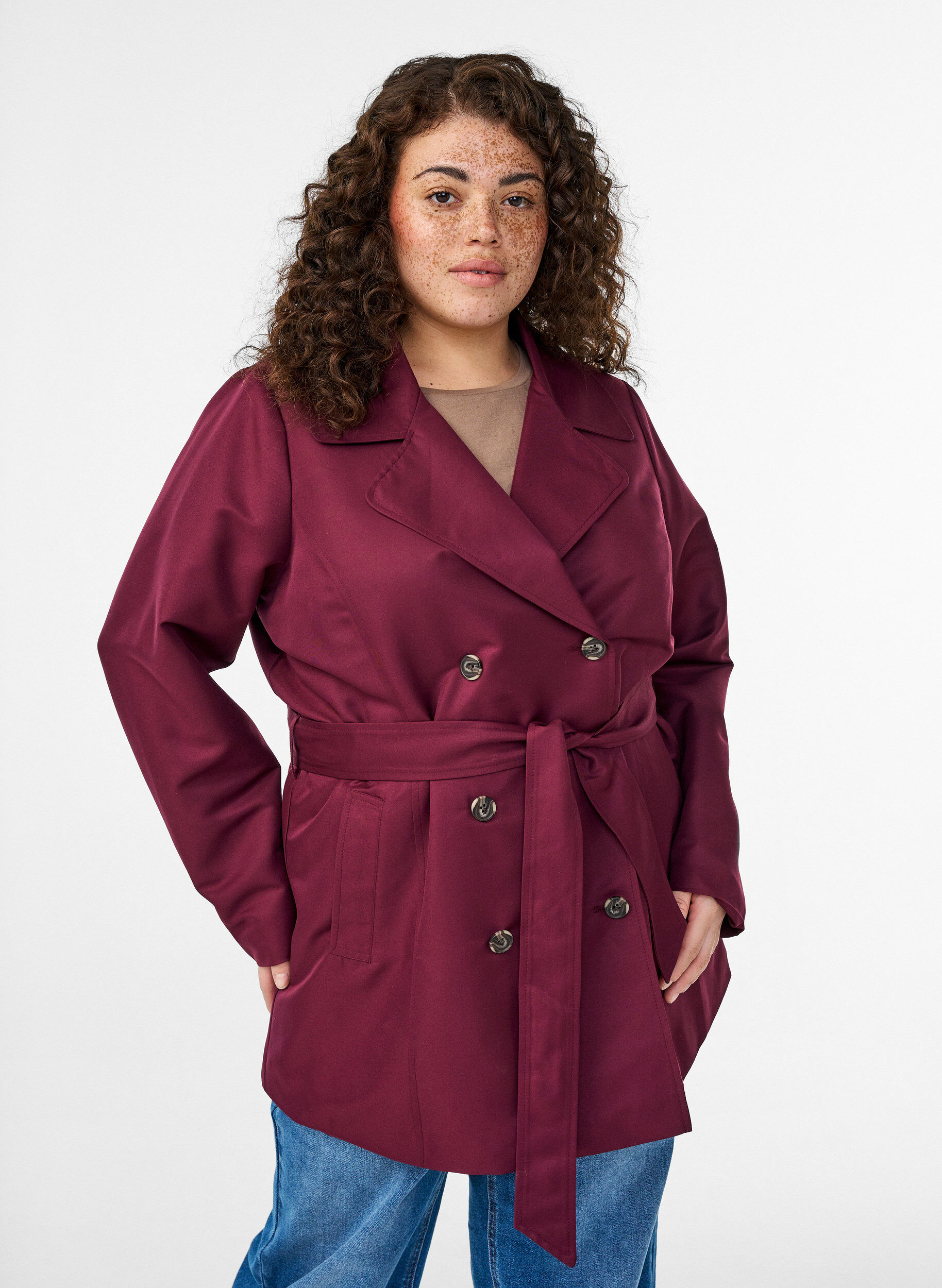 Kort trenchcoat med b&aelig;lte, M&oslash;rk Bordeaux, Model