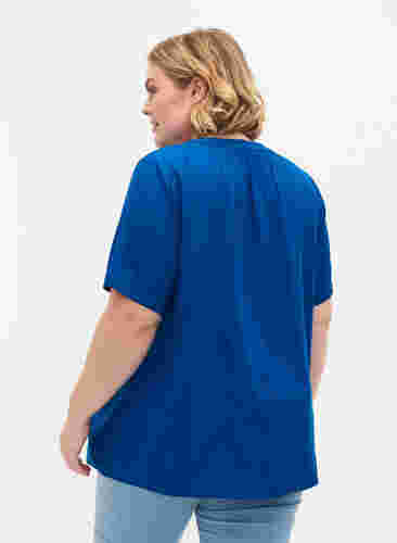 Kortærmet viskose bluse med v-hals, Princess Blue, Model image number 1