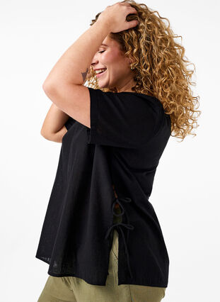 Kortærmet bluse i bomuldsmix med hør og snøredetalje, Black, Model image number 2