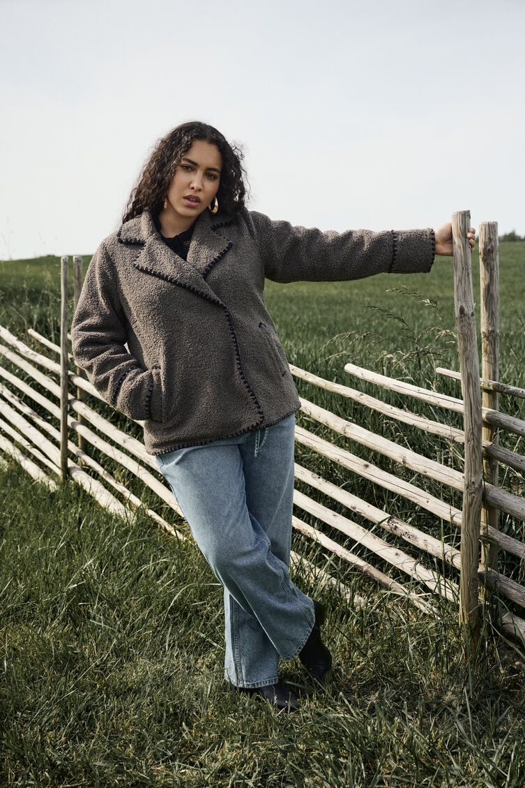 Jakke med detaljer, , Model