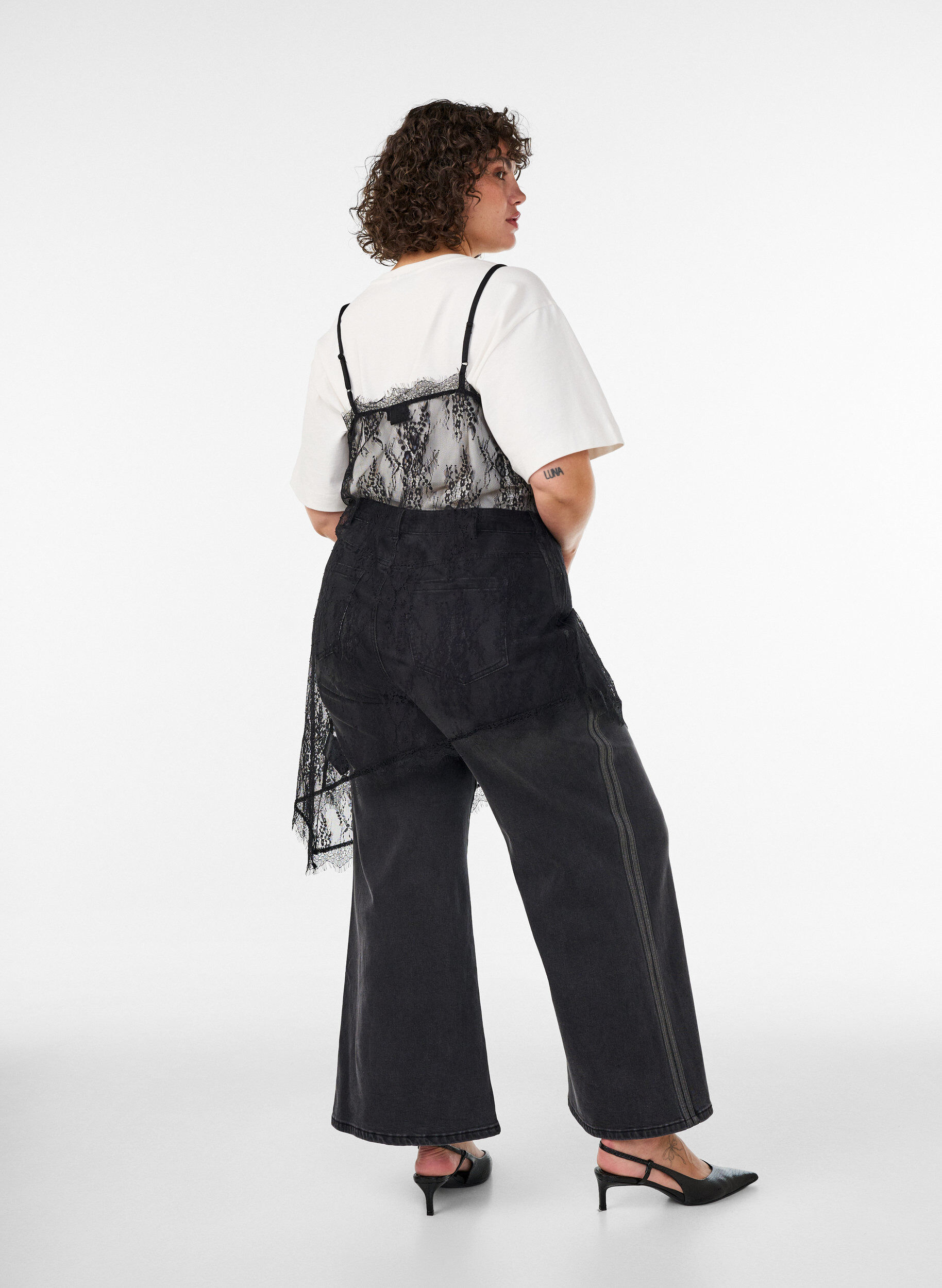 ZizziBlondekjole med asymmetrisk snit, Sort, Model image number 2