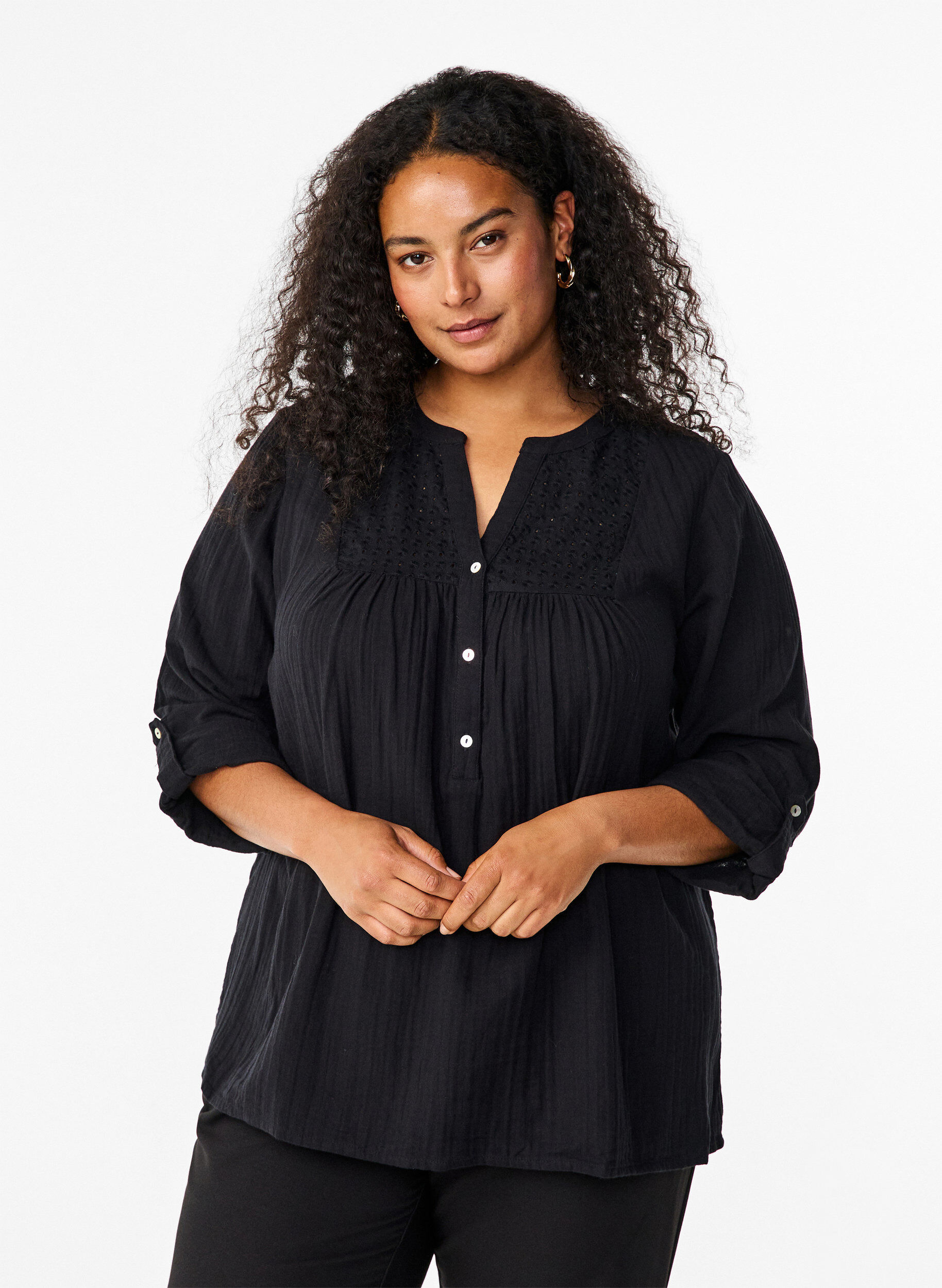 Zizzi Bluse i bomuld med broderi anglaise og 3/4 &aelig;rmer, Black, Model image number 0