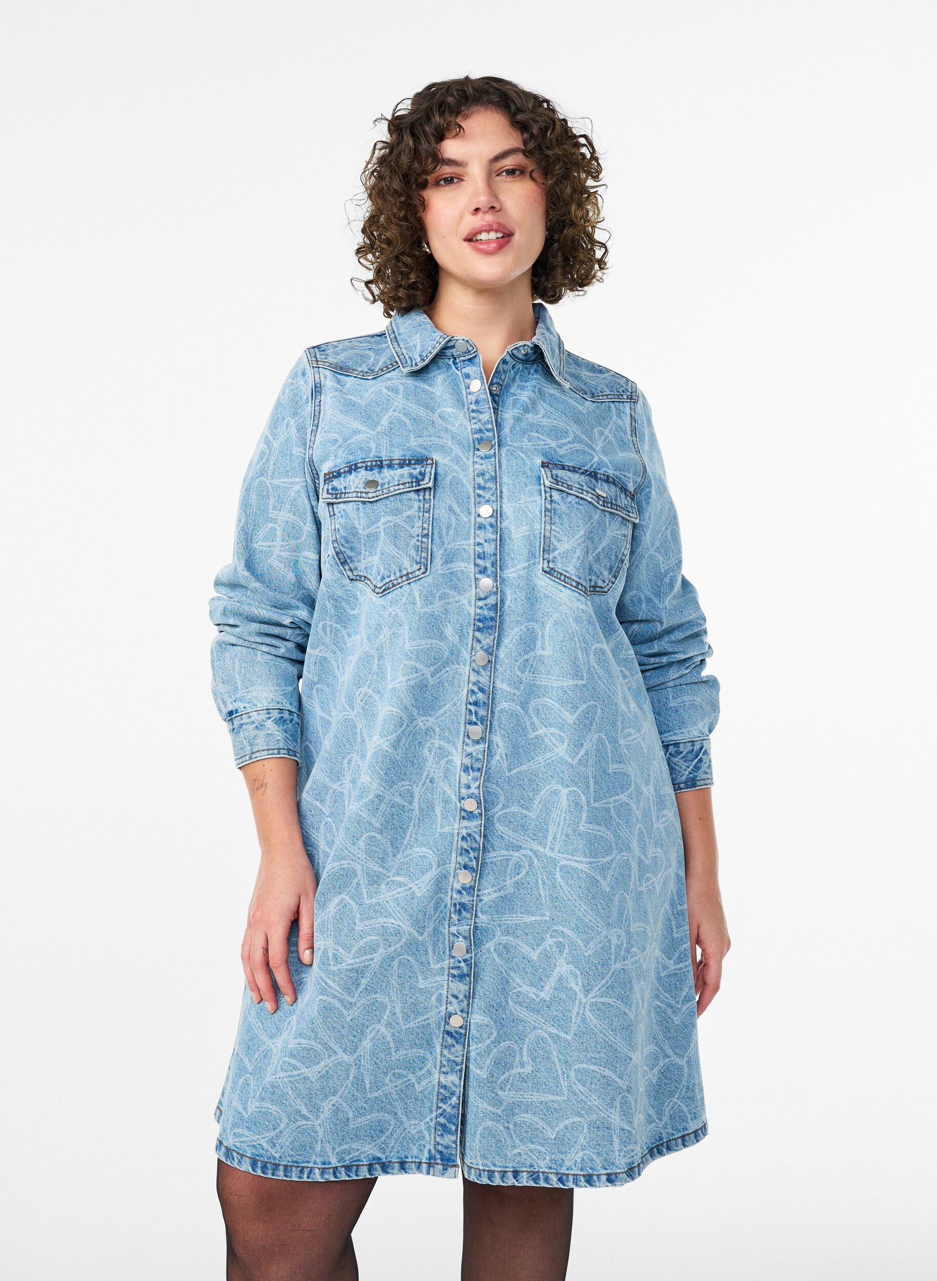 Denimkjole med hjerte m&oslash;nster , Bl&aring;, Model