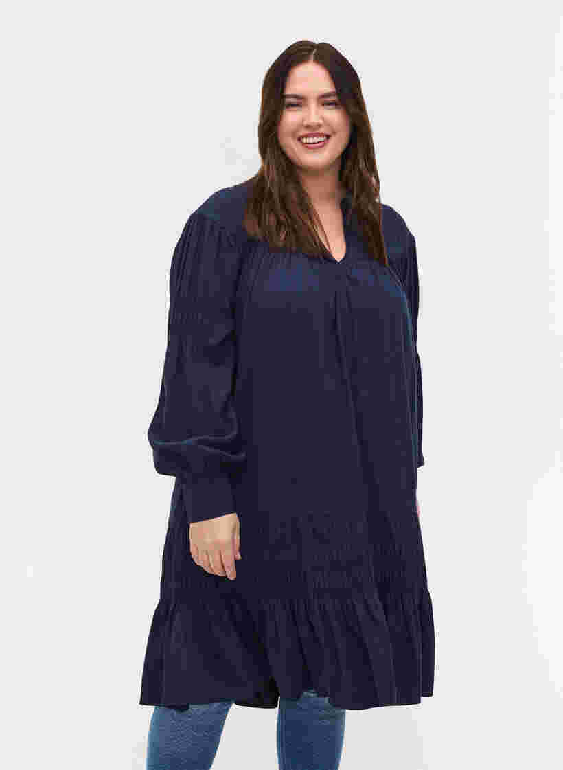 Langærmet viskose kjole med smockdetaljer, Navy Blazer, Model image number 0