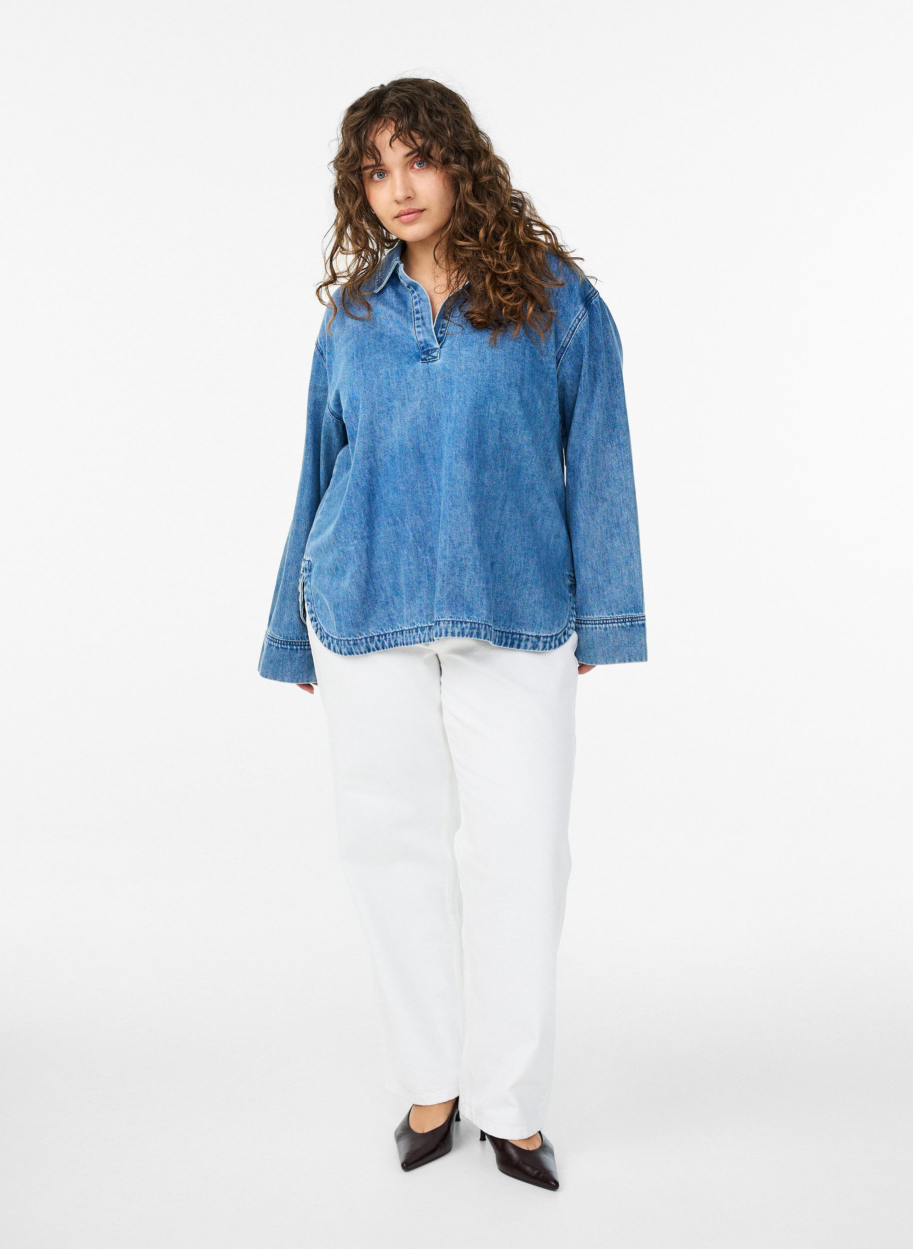 Zizzi L&oslash;s denimbluse med krave og V-udsk&aelig;ring, Bl&aring;, Model image number 1