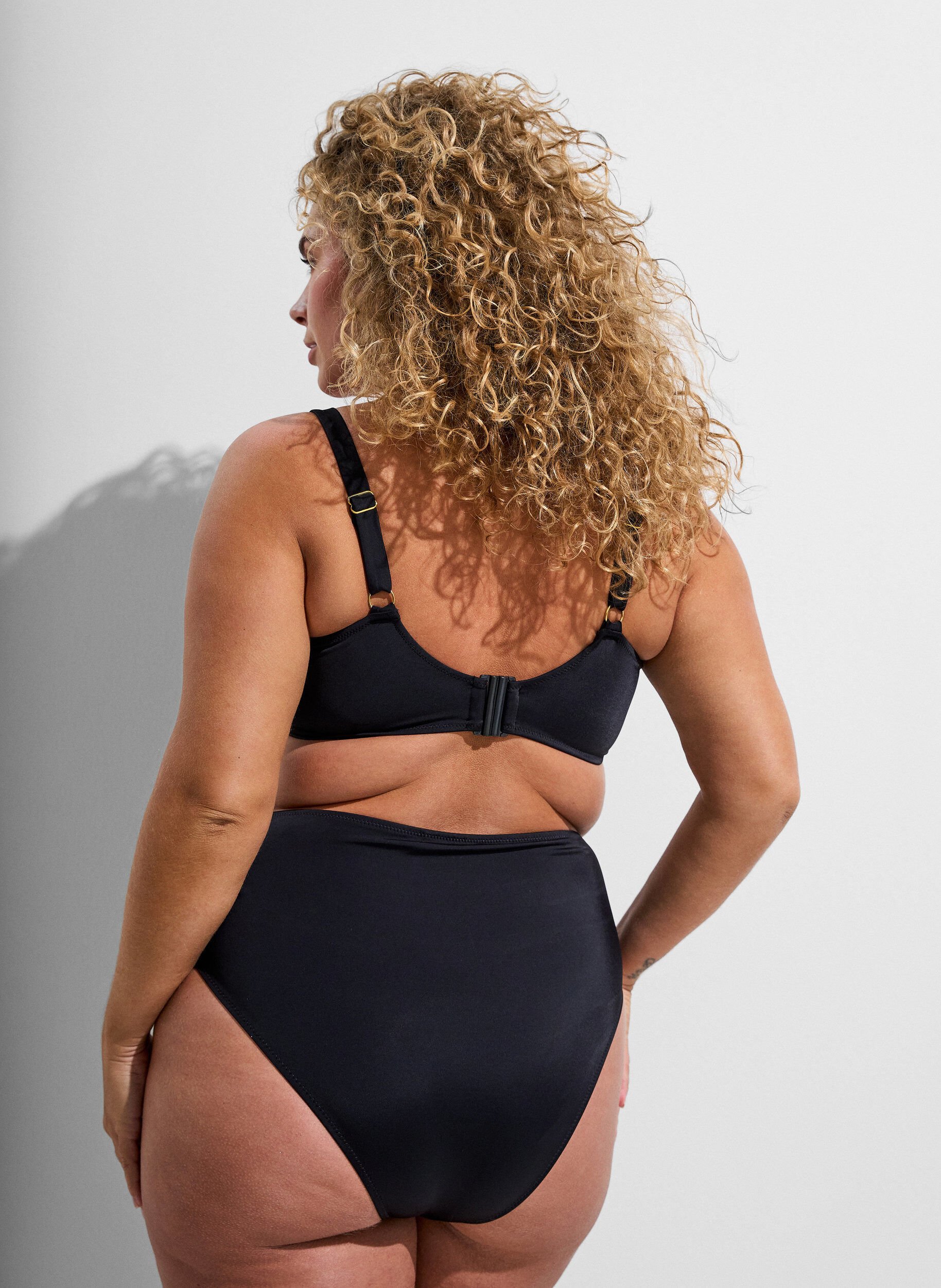 ZizziTai bikinitrusse med h&oslash;j talje og guldfarvet detalje, Sort, Model image number 1