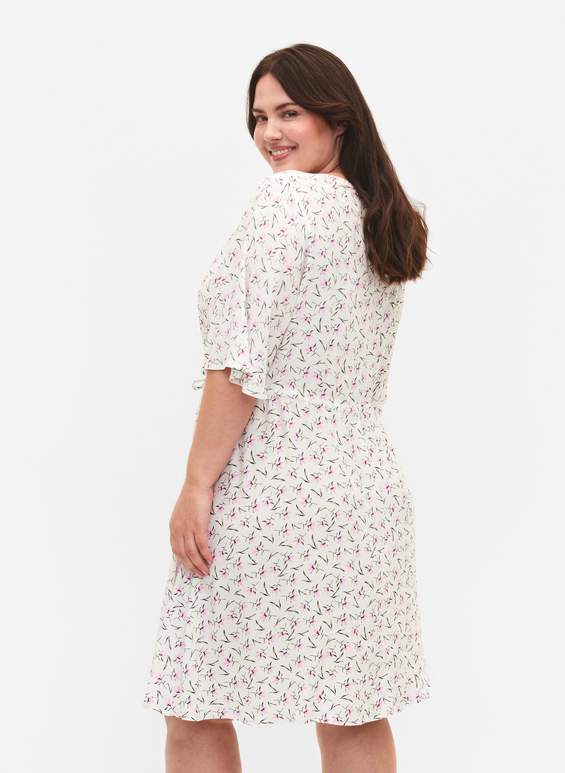 Zizzi Kjole med 1/2 &aelig;rmer og blomsterprint i viskose, White Purple Flower, Model image number 1