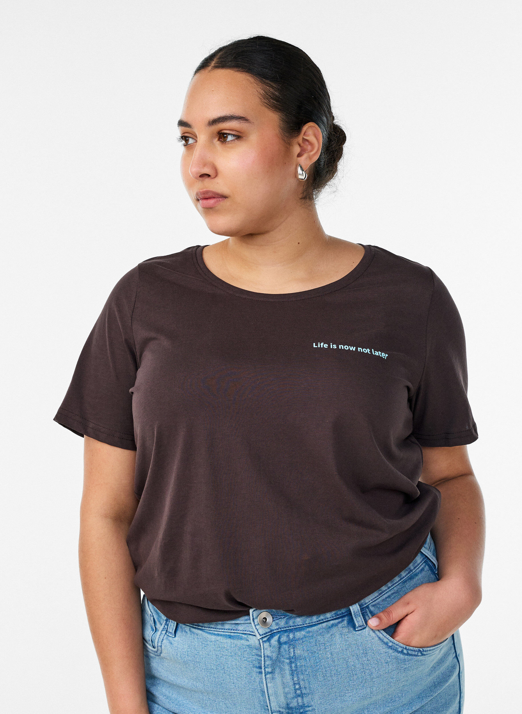 T-shirt med motiv, Brun, Model