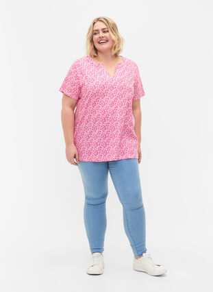 Blomstret bomulds t-shirt med v-hals, Shocking Pink AOP, Model image number 2