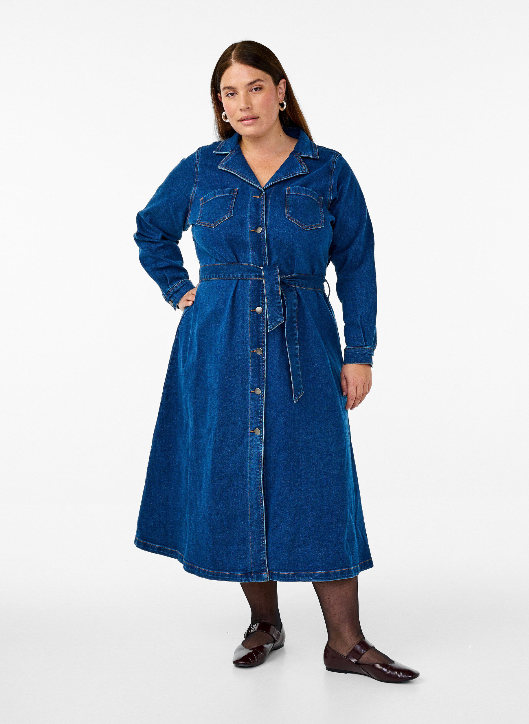 Zizzi Midi skjortekjole i denim med b&aelig;lte, Dark Blue Denim, Model image number 0