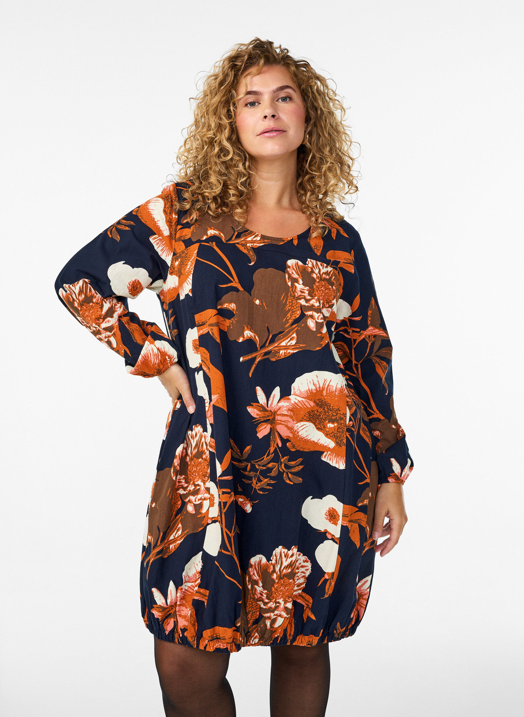 Kort bomuldskjole med elastikkant og lange &aelig;rmer, Sort, Model