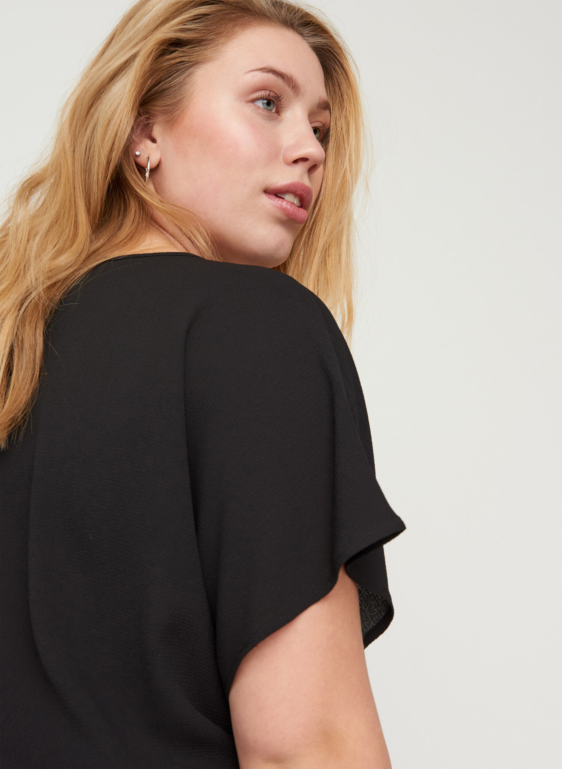 ZizziBluse med korte &aelig;rmer og rund halsudsk&aelig;ring, Sort, Model image number 3