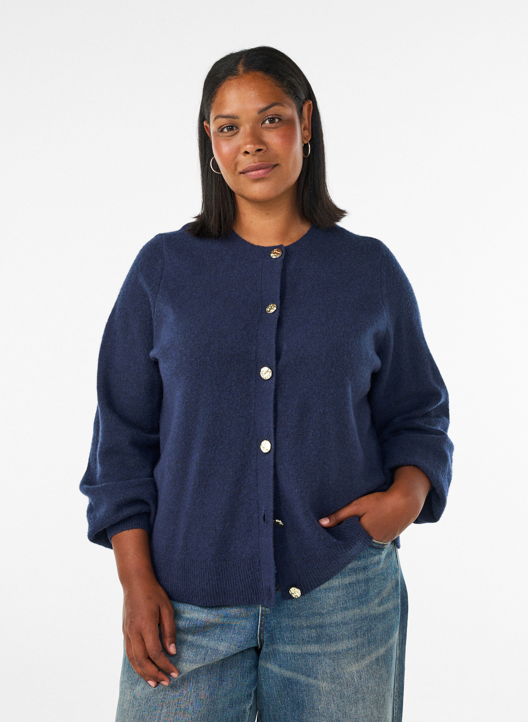 Cardigan i bl&oslash;d strik med guldfarvede knapper, Bl&aring;, Model