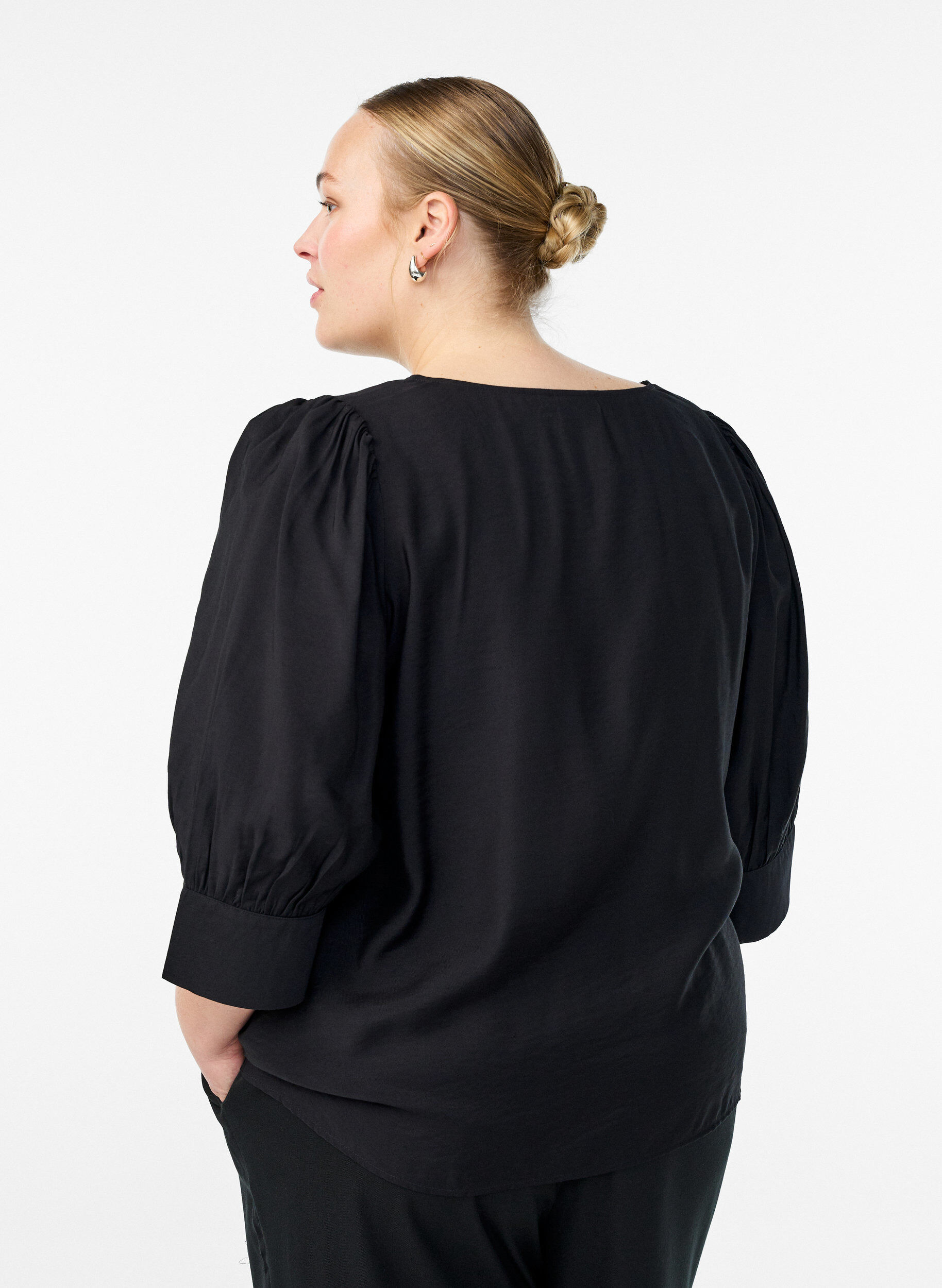 Zizzi Bluse med V-udsk&aelig;ring og 3/4-&aelig;rmer, Sort, Model image number 2