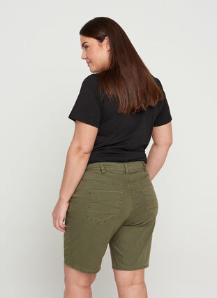 Tætsiddende denim shorts, Green, Model image number 1