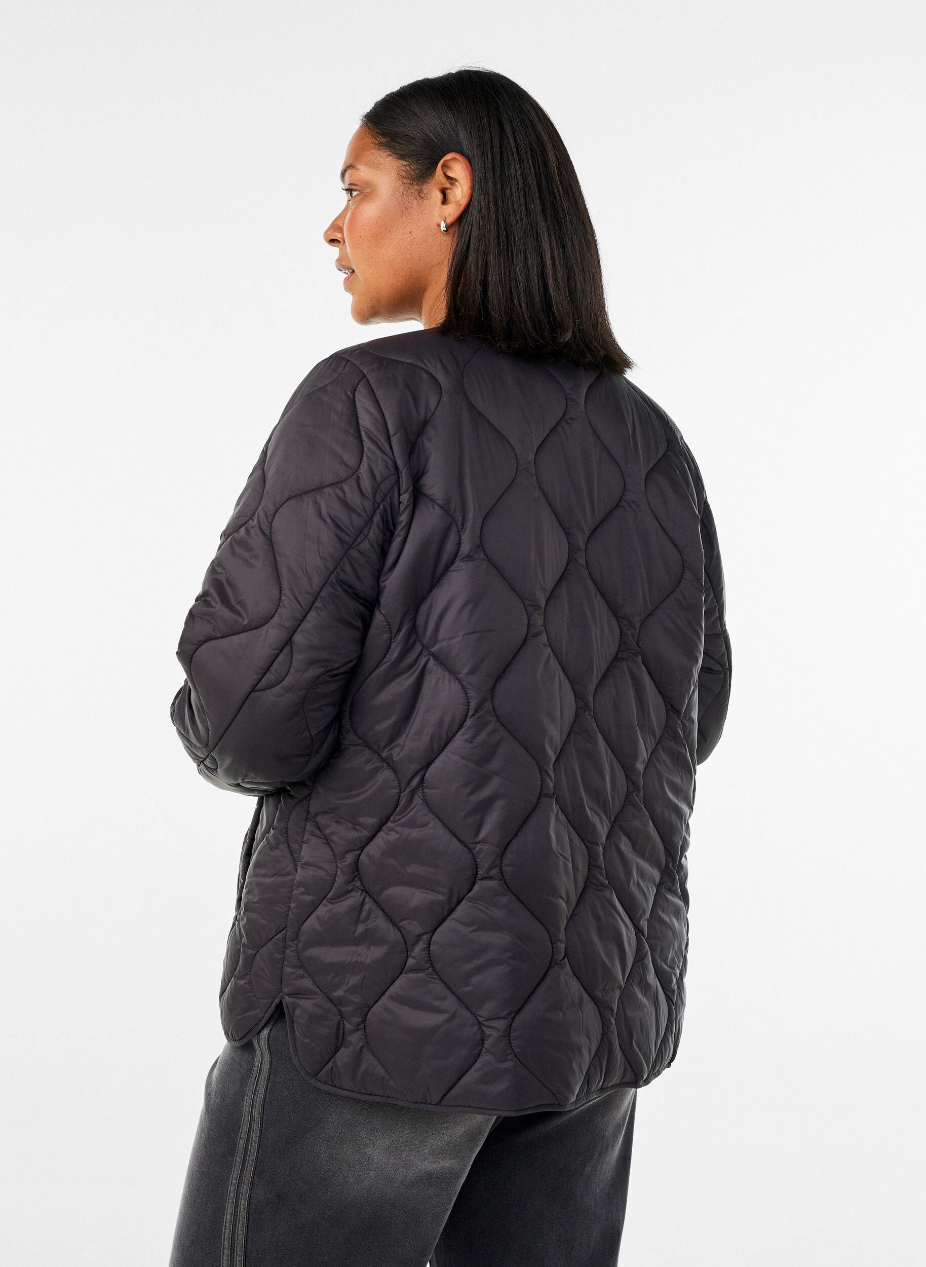 ZizziQuiltet jakke med trykknapper og rund hals, Sort, Model image number 2