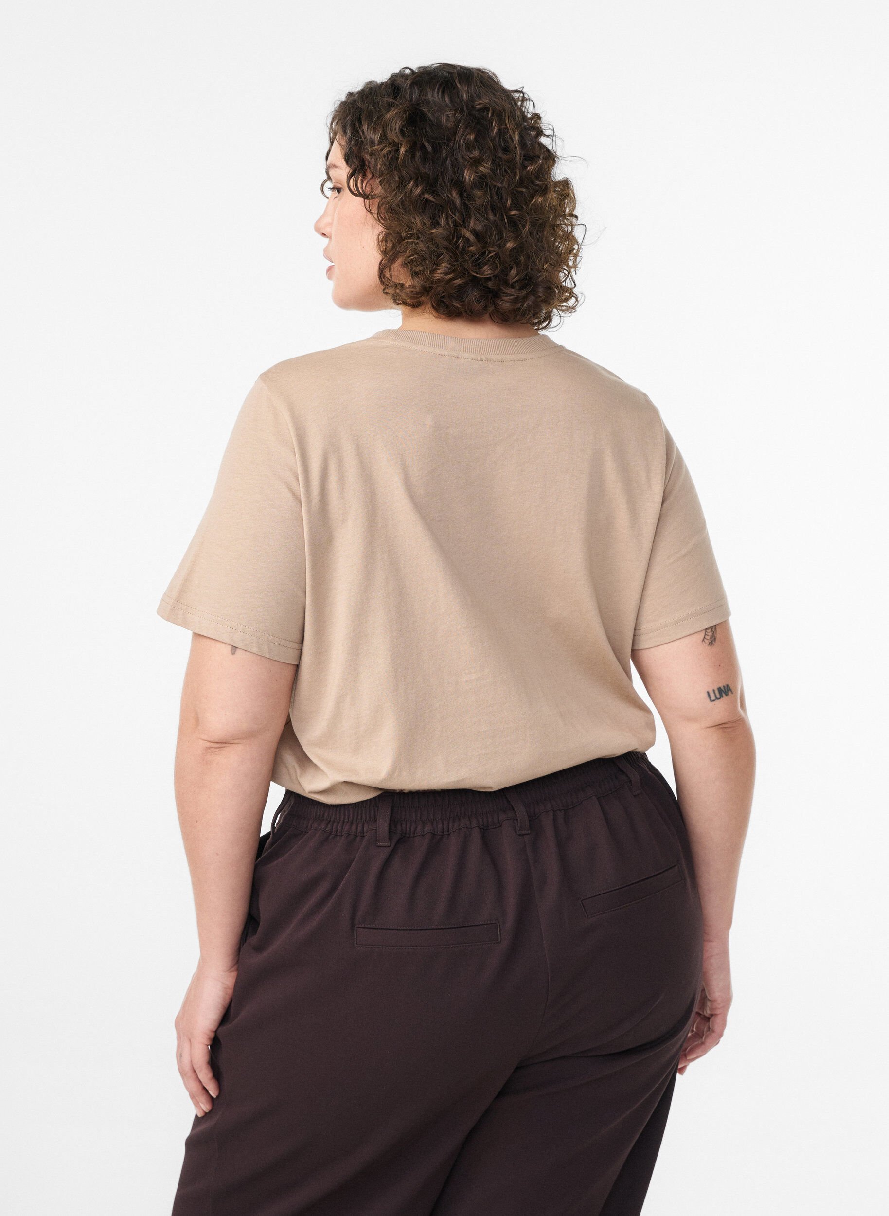 Zizzi Basis t-shirt i bomuld med rund hals, Beige, Model image number 2
