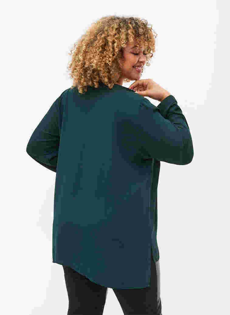 Ensfarvet skjorte med v-udskæring, Scarab, Model