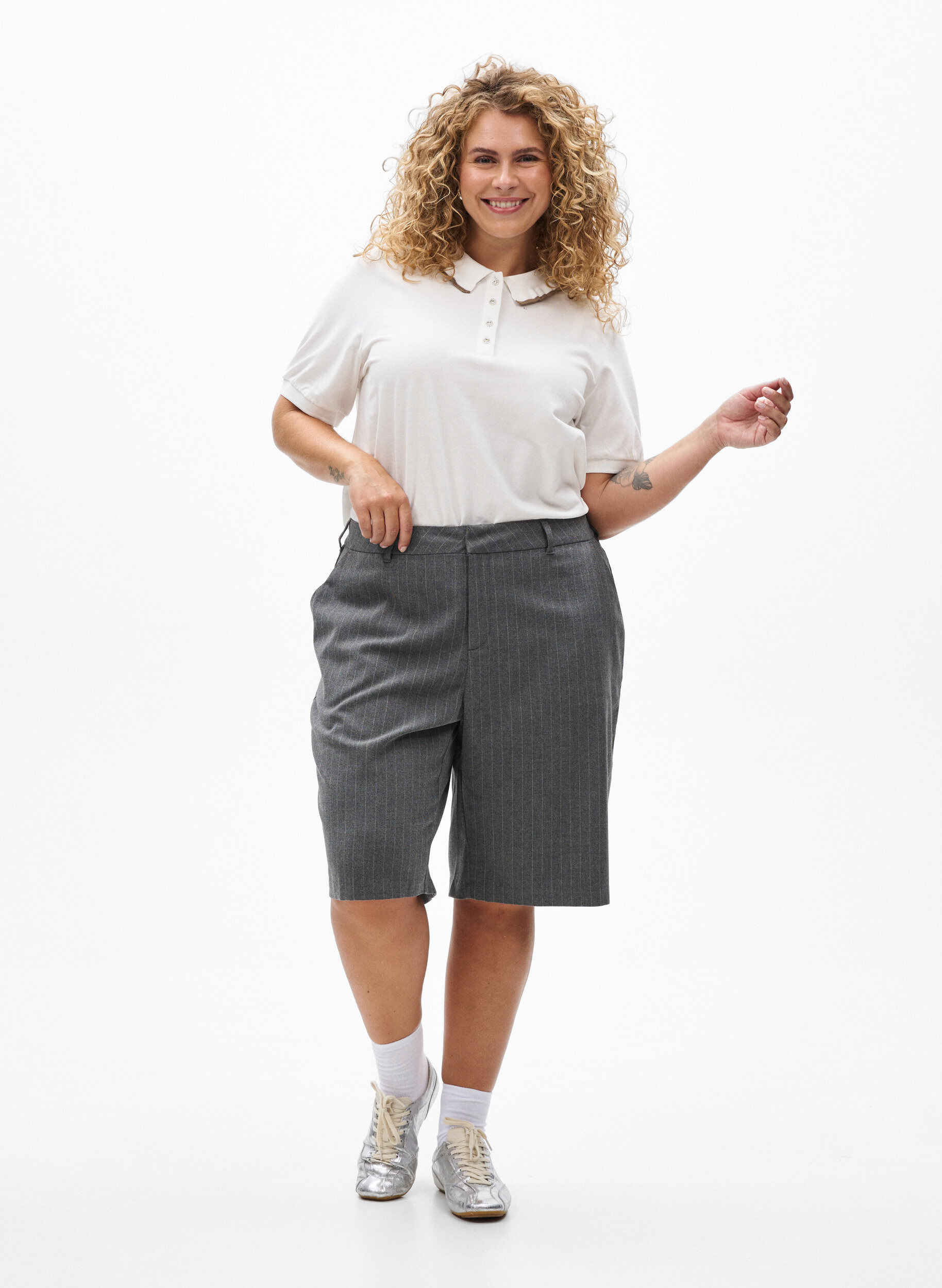 Zizzi Poloshirt med rhinsten knapper og fl&aelig;sedetalje, Vanilla, Model image number 1