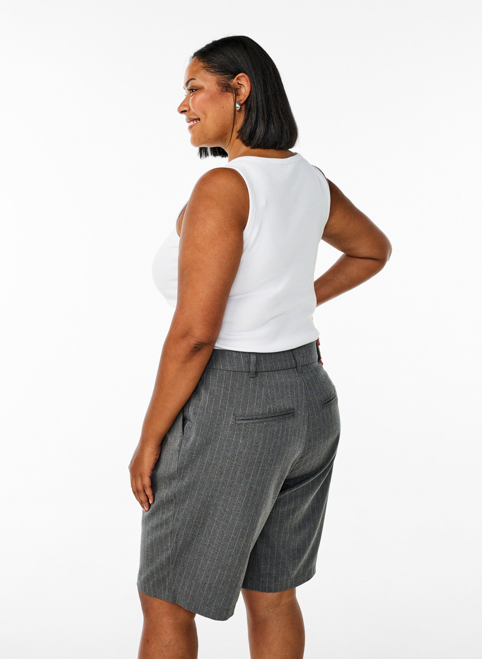 Zizzi N&aring;lestribede bermudashorts med l&oslash;s pasform, Gr&aring;, Model image number 2